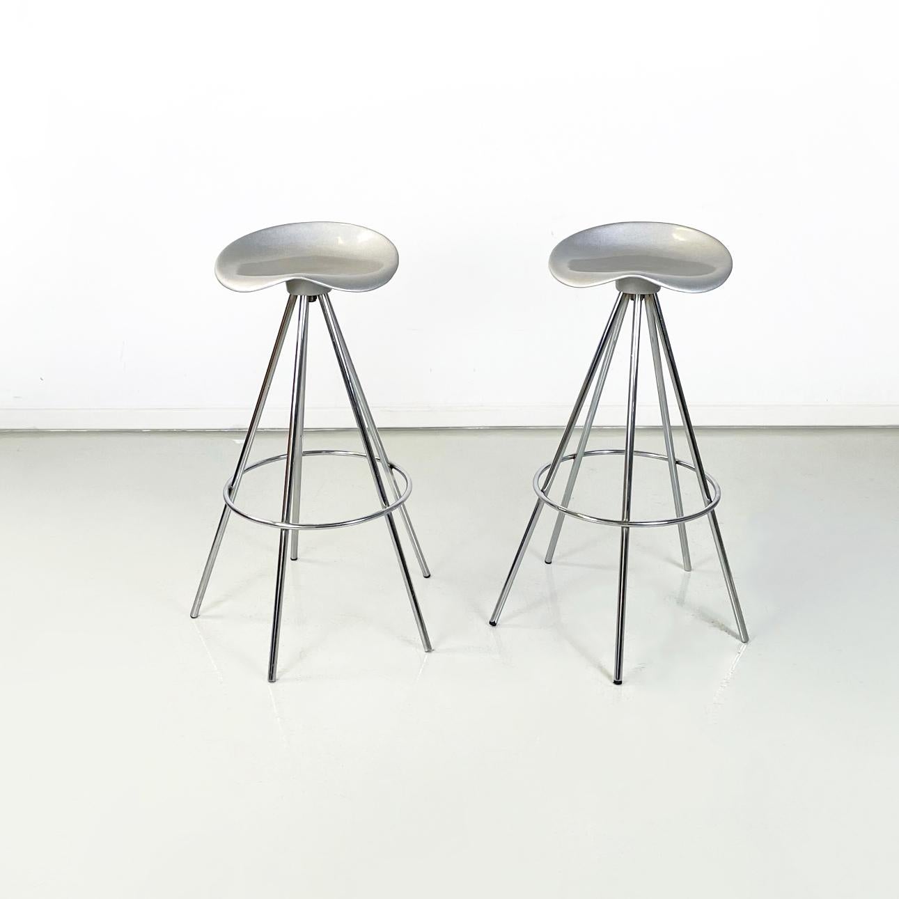 Spanish post-modern High bar stools Jamaica by Pepe Cortés for BD Barcellona, 2000s
Pair of high bar stools mod. Jamaica with a round base, entirely in metal. The seat is swivel. The legs are made of aluminium rod, joined by a rod circle.
Produced