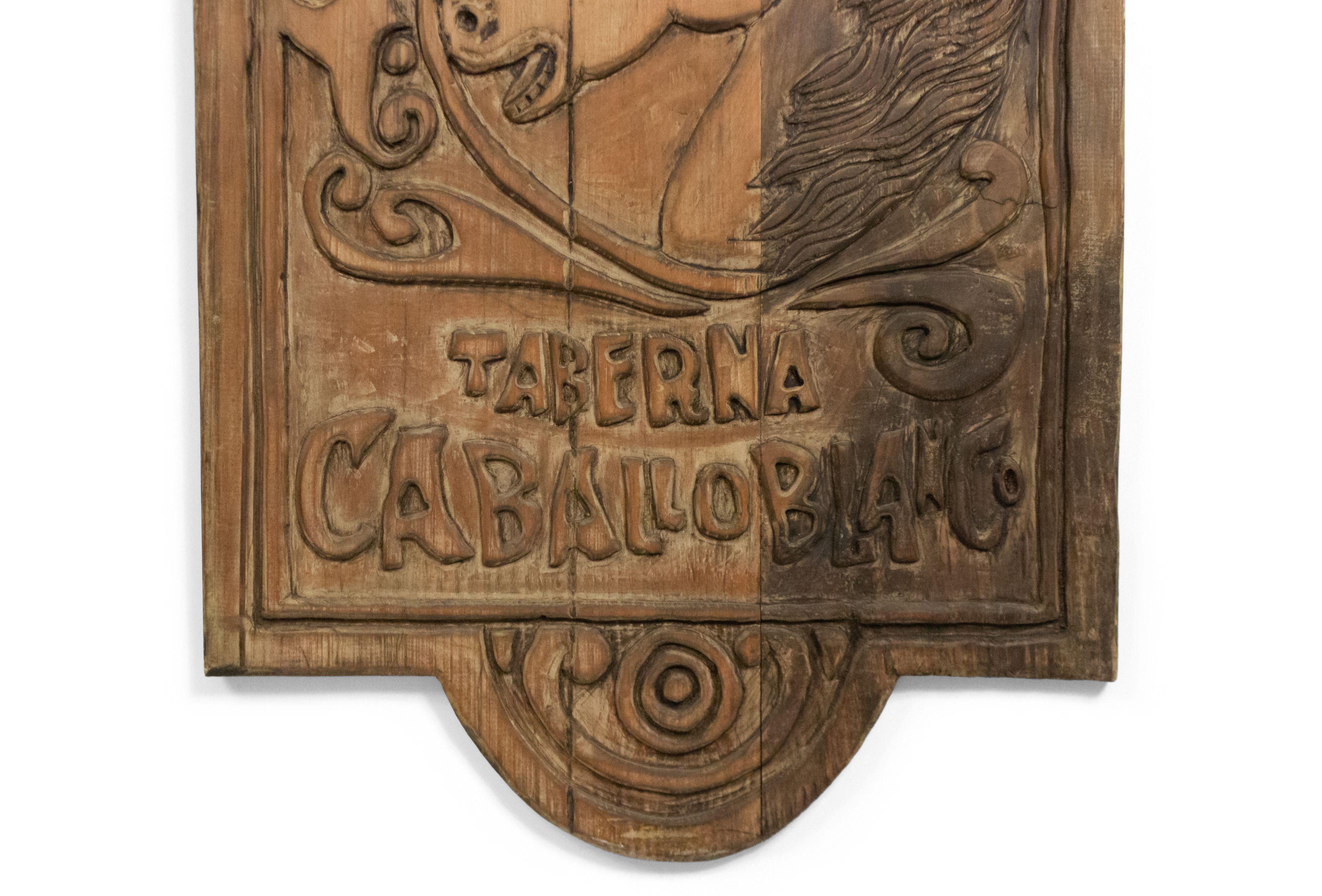 Plaque murale/signe de style provincial espagnol du 20e siècle peinte et sculptée en forme de tête de cheval (La Taberna Caballoblanco) (article référencé : 049724D).
