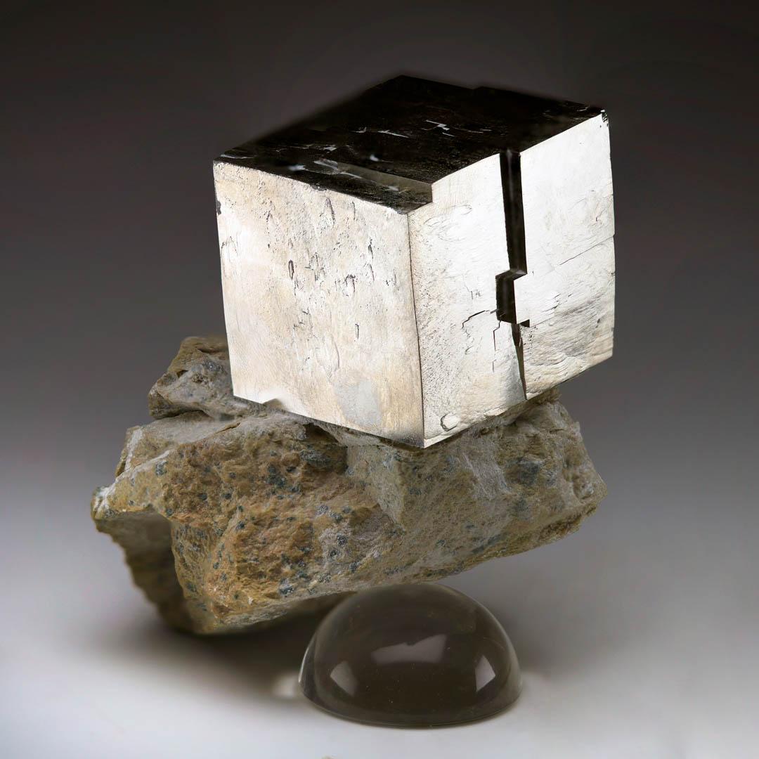 Spagnolo Cubo di pirite spagnola su matrice di basalto // 1,80 Lb. in vendita