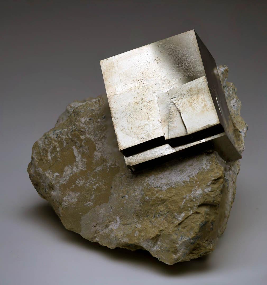 Este ejemplar singularmente asombroso procedente de Navajún, España, presenta lo que parece ser un gran cubo de Pirita con un hábito cristalino increíblemente único. Este raro fenómeno, completamente natural, surge de una matriz de basalto