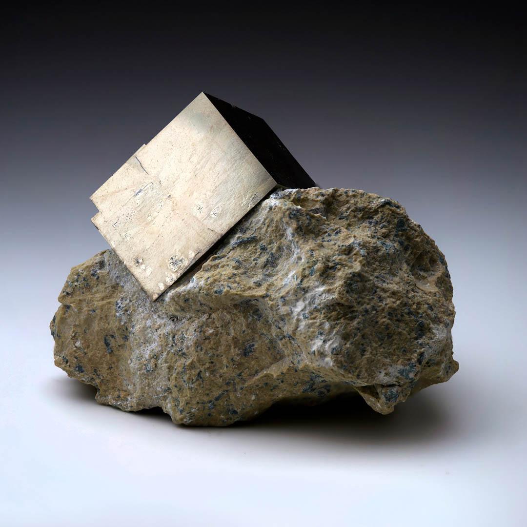 Cubo de Pirita Española sobre Matriz de Basalto // 1.84 Lb. en Nuevo estado para la venta en New York, NY
