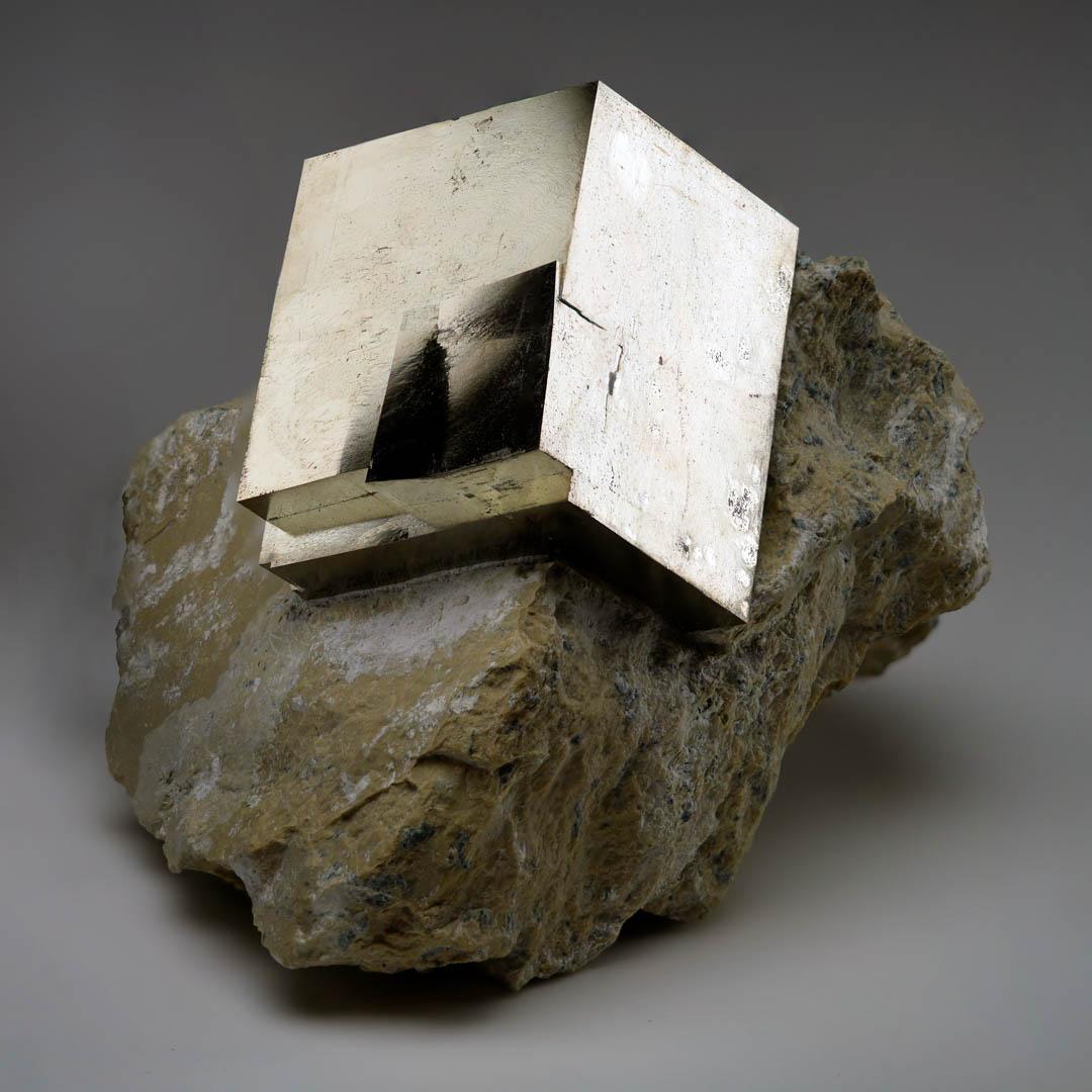Cubo de Pirita Española sobre Matriz de Basalto // 1.84 Lb. en venta 1