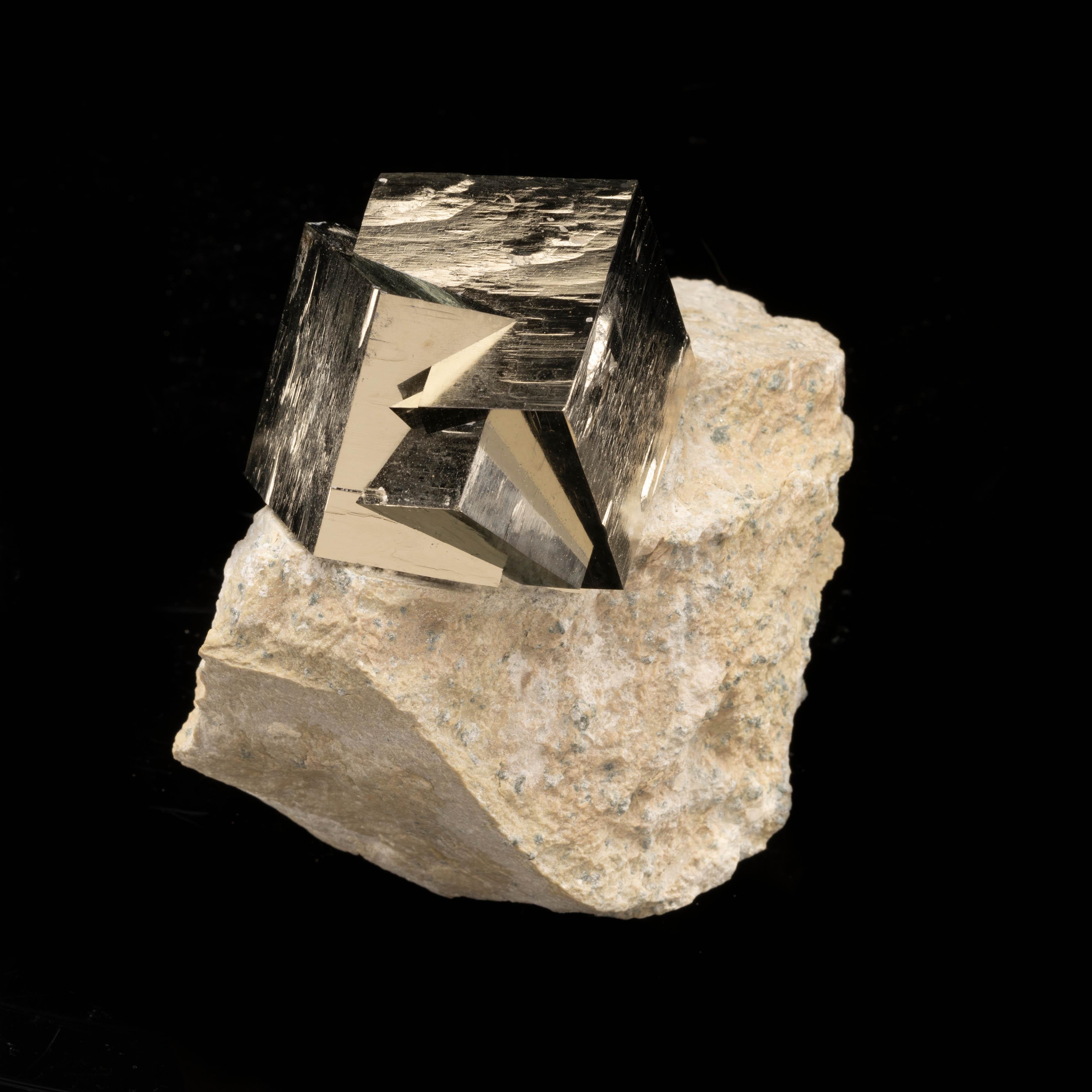 why does pyrite form cubes