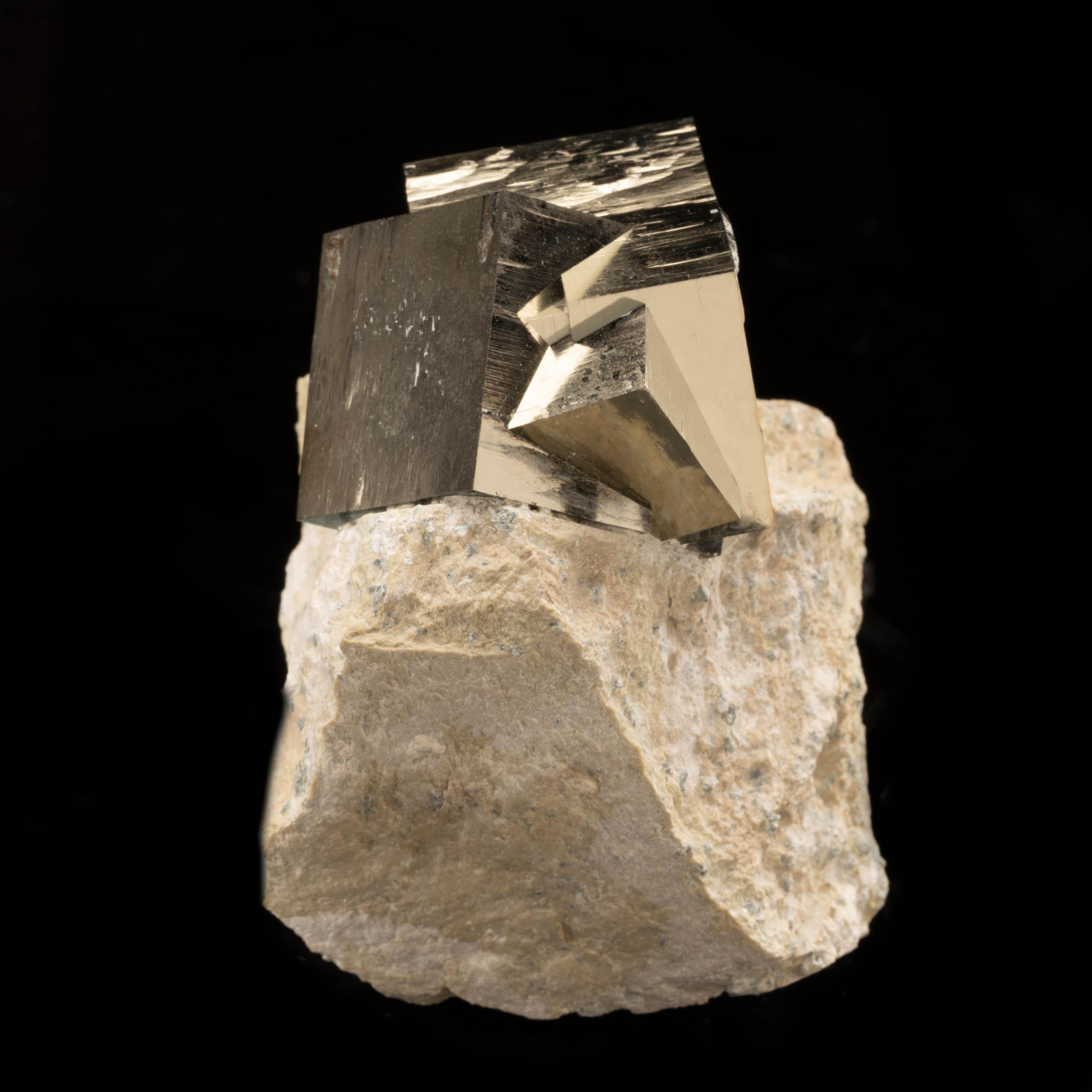 why does pyrite form in cubes