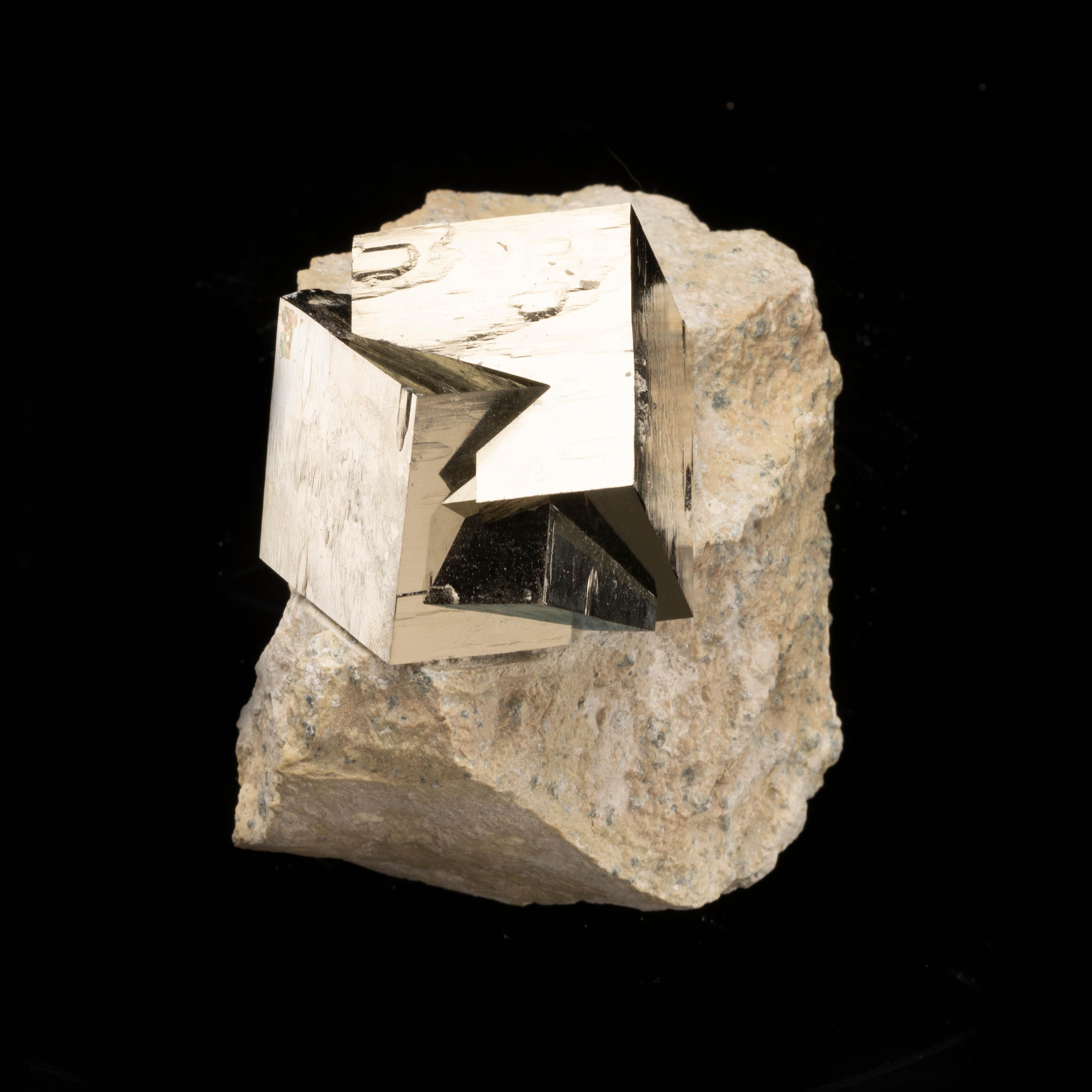 does pyrite grow in cubes