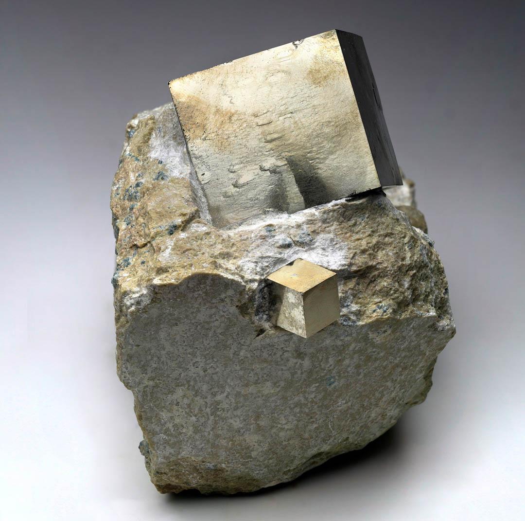 Spagnolo Cubi di pirite spagnola su matrice di basalto // 2,72 Lb. in vendita