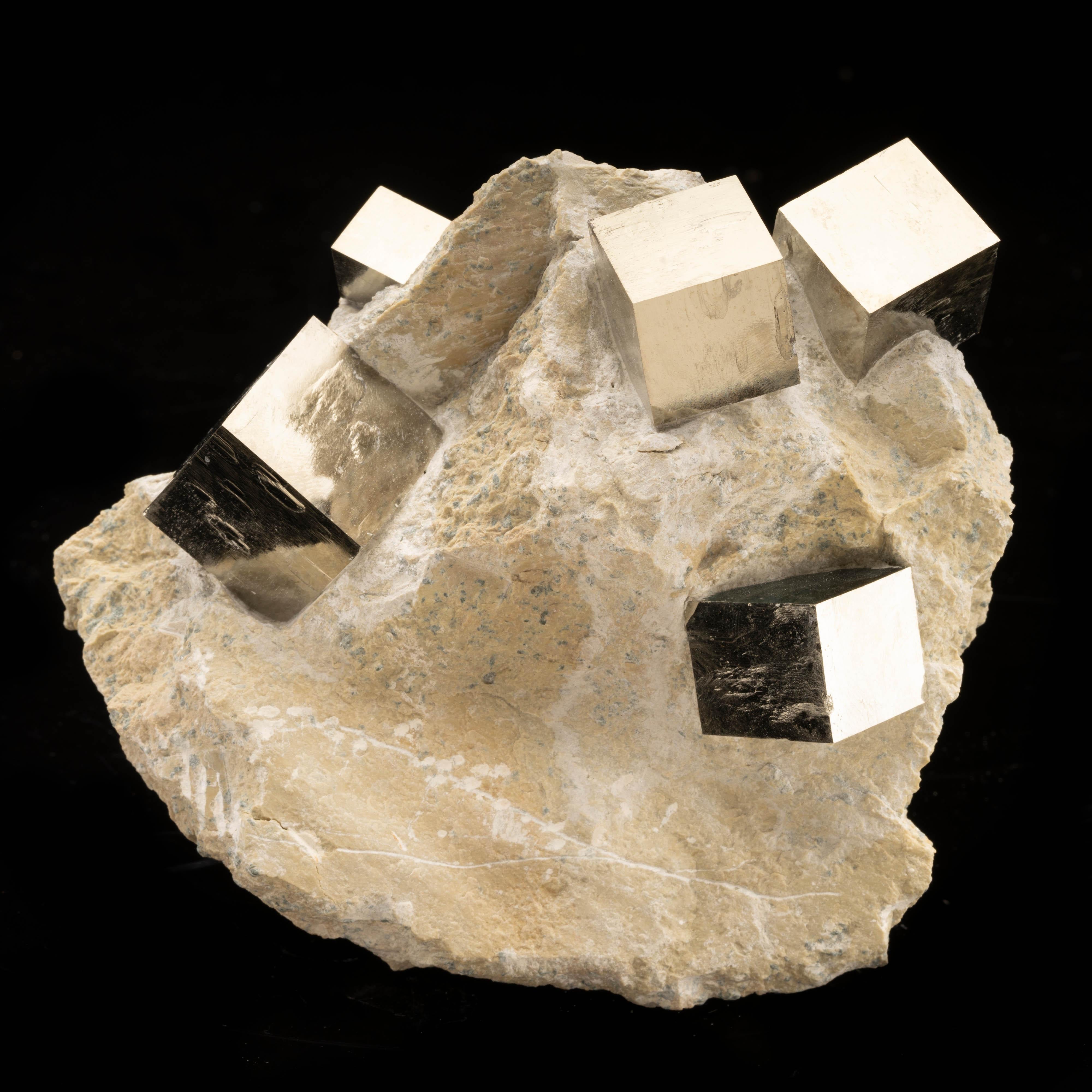 Espagnol Cubes de pyrite espagnols sur matrice de basalte // 3.51 kg. en vente