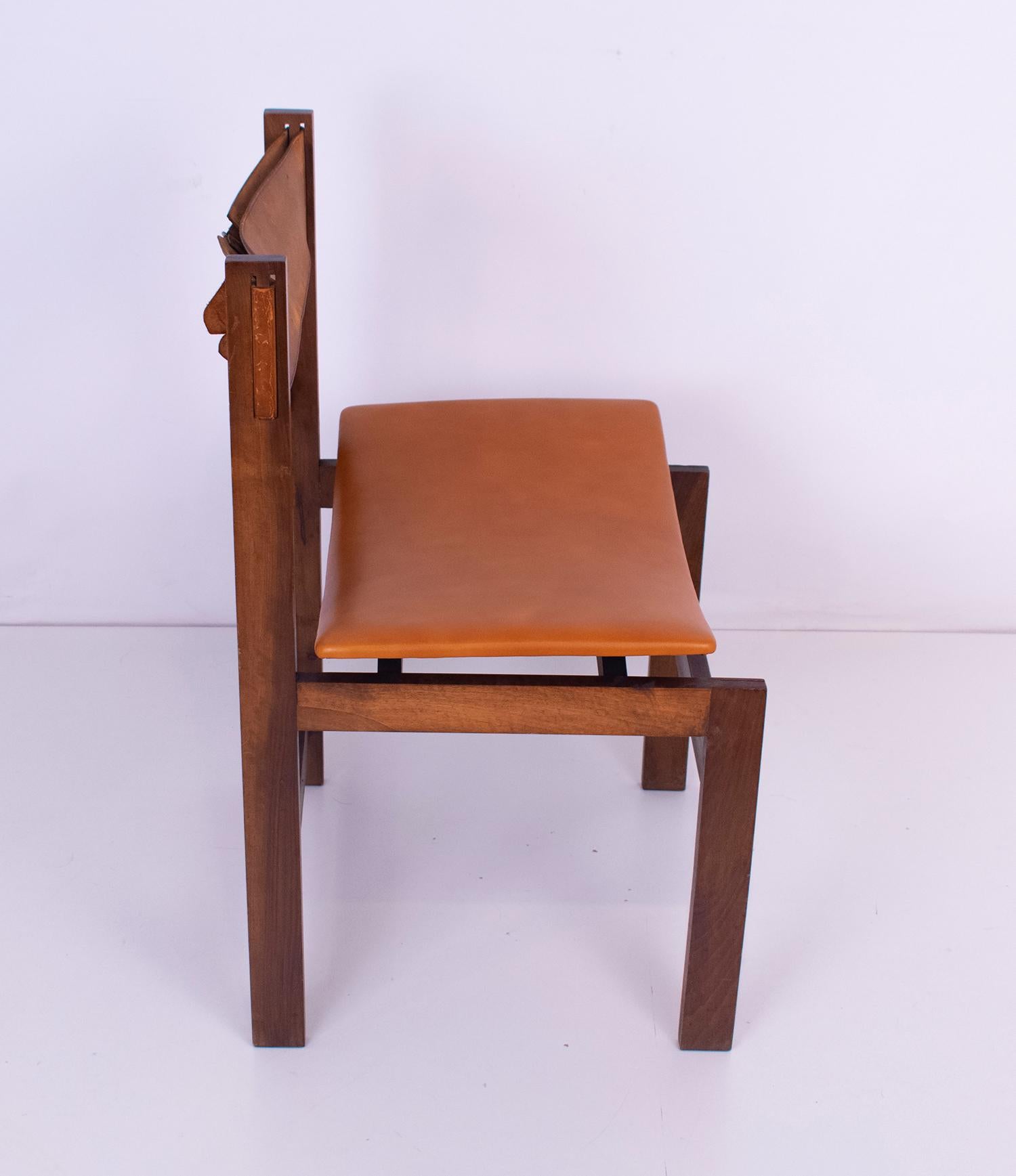 Rationalist style chair,

wooden structure, seat upholstered again in leather and backrest with its original leather.

Of unknown author although it is probably an architect's design.
Quite rectilinear chair and in contrast the curved