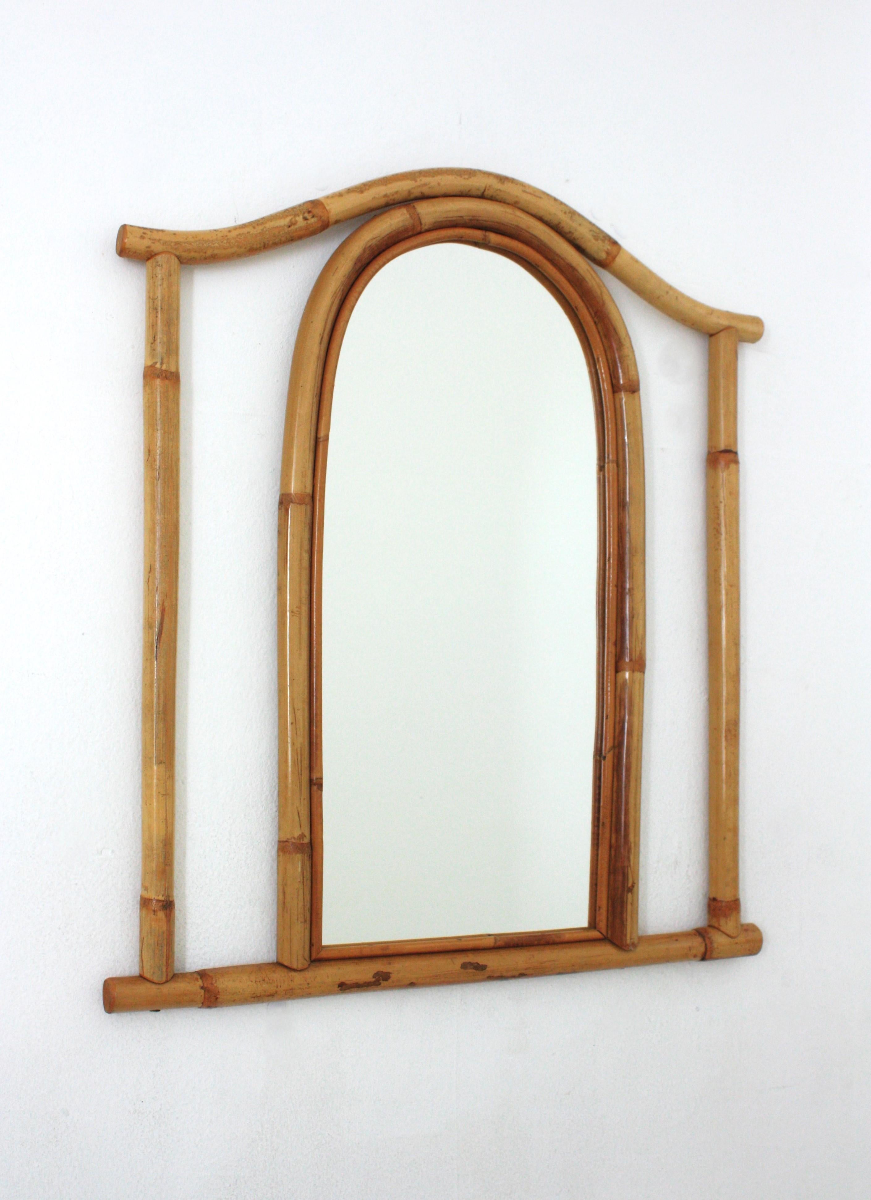 Mid-Century moderno Specchio ad arco in rattan spagnolo con cornice geometrica, design a pagoda, anni '60 in vendita