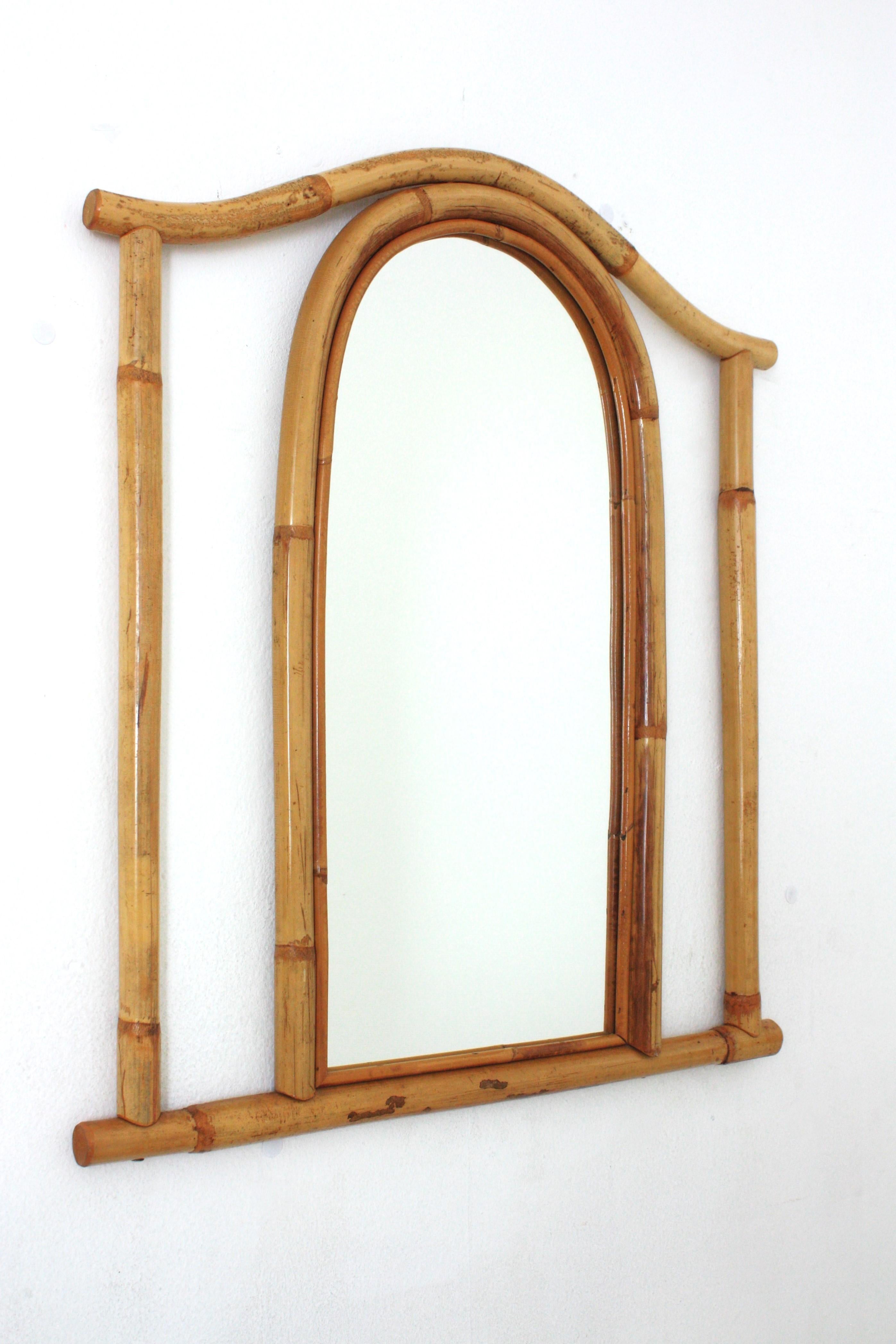 Spagnolo Specchio ad arco in rattan spagnolo con cornice geometrica, design a pagoda, anni '60 in vendita