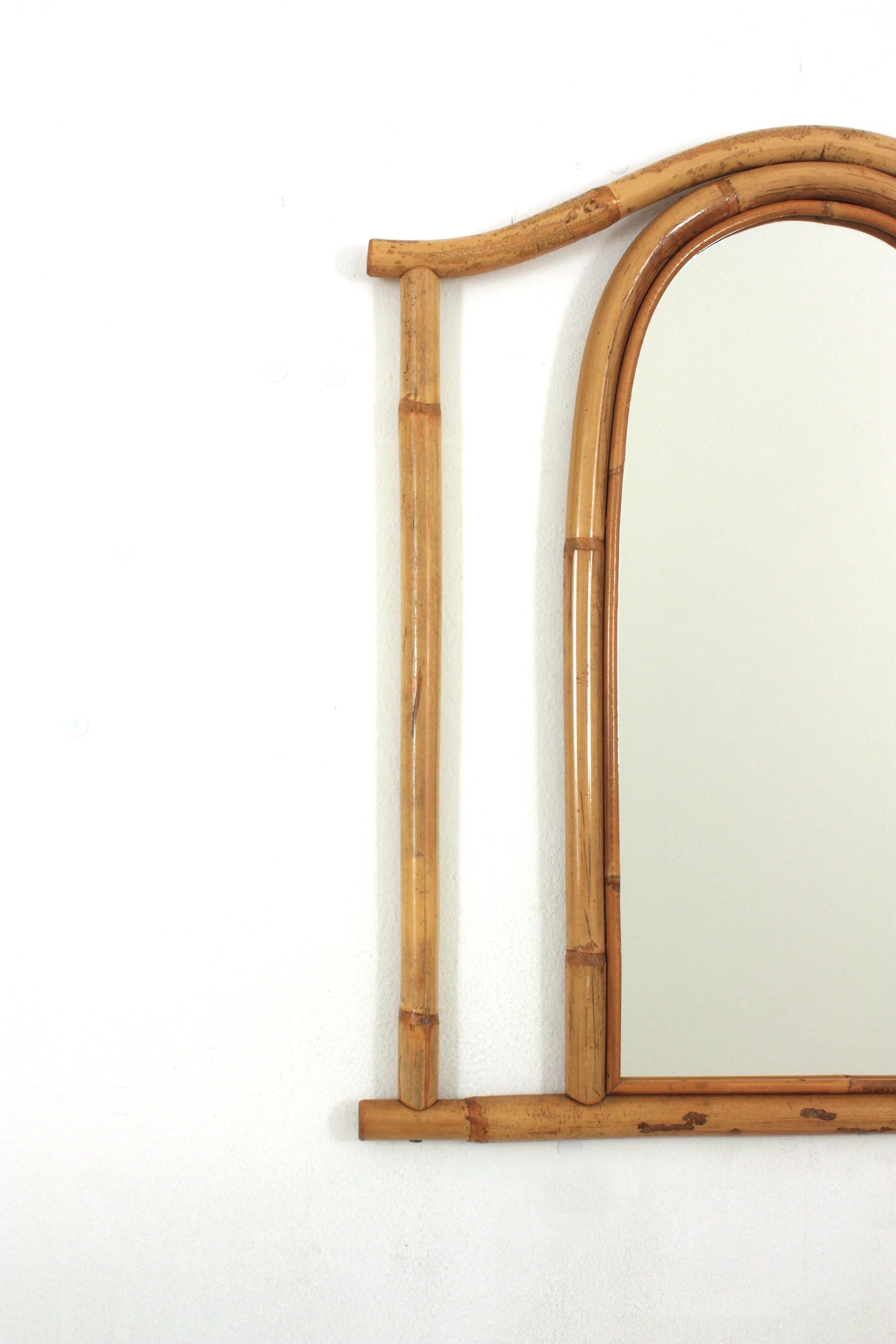 Fatto a mano Specchio ad arco in rattan spagnolo con cornice geometrica, design a pagoda, anni '60 in vendita