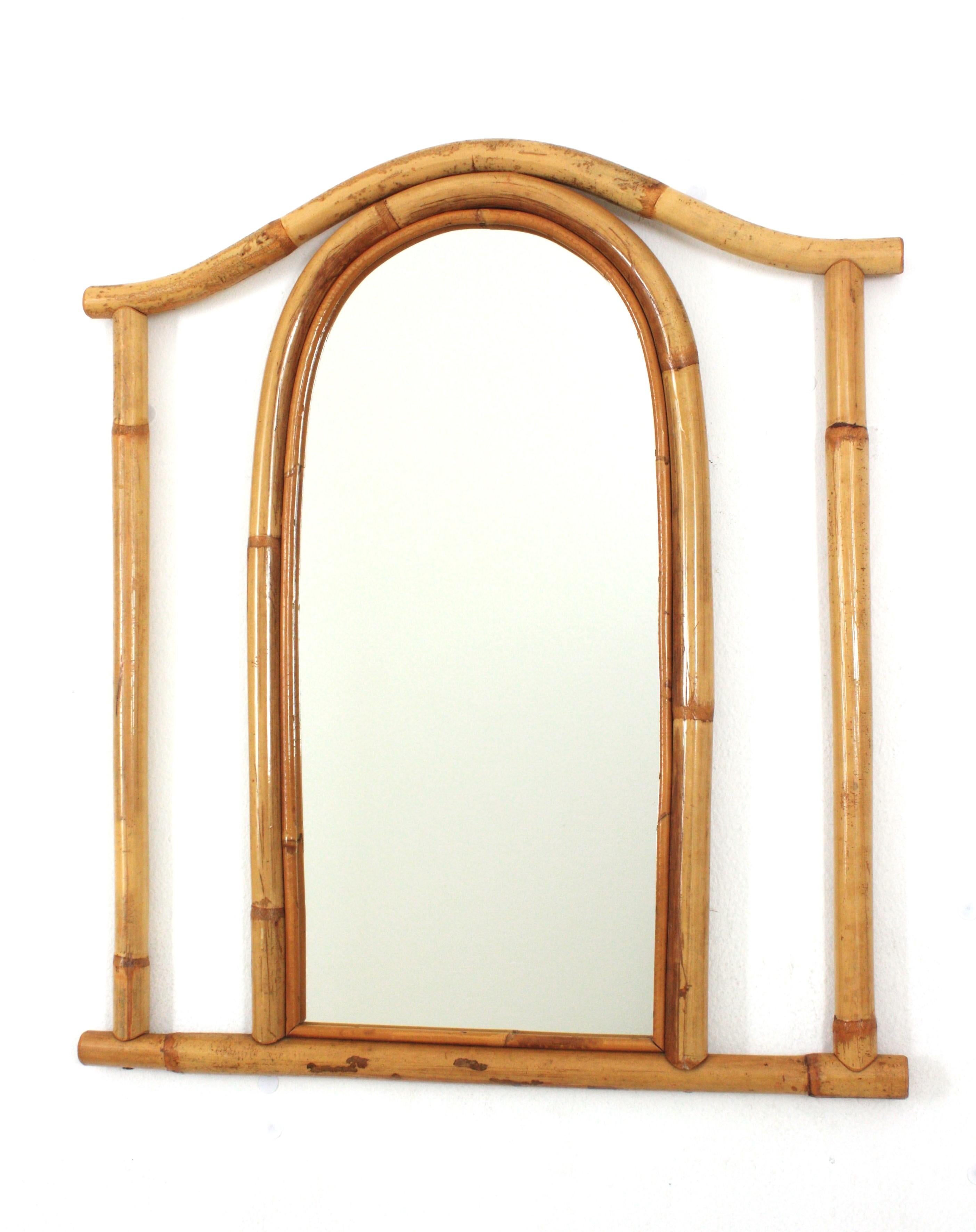 Bambù Specchio ad arco in rattan spagnolo con cornice geometrica, design a pagoda, anni '60 in vendita