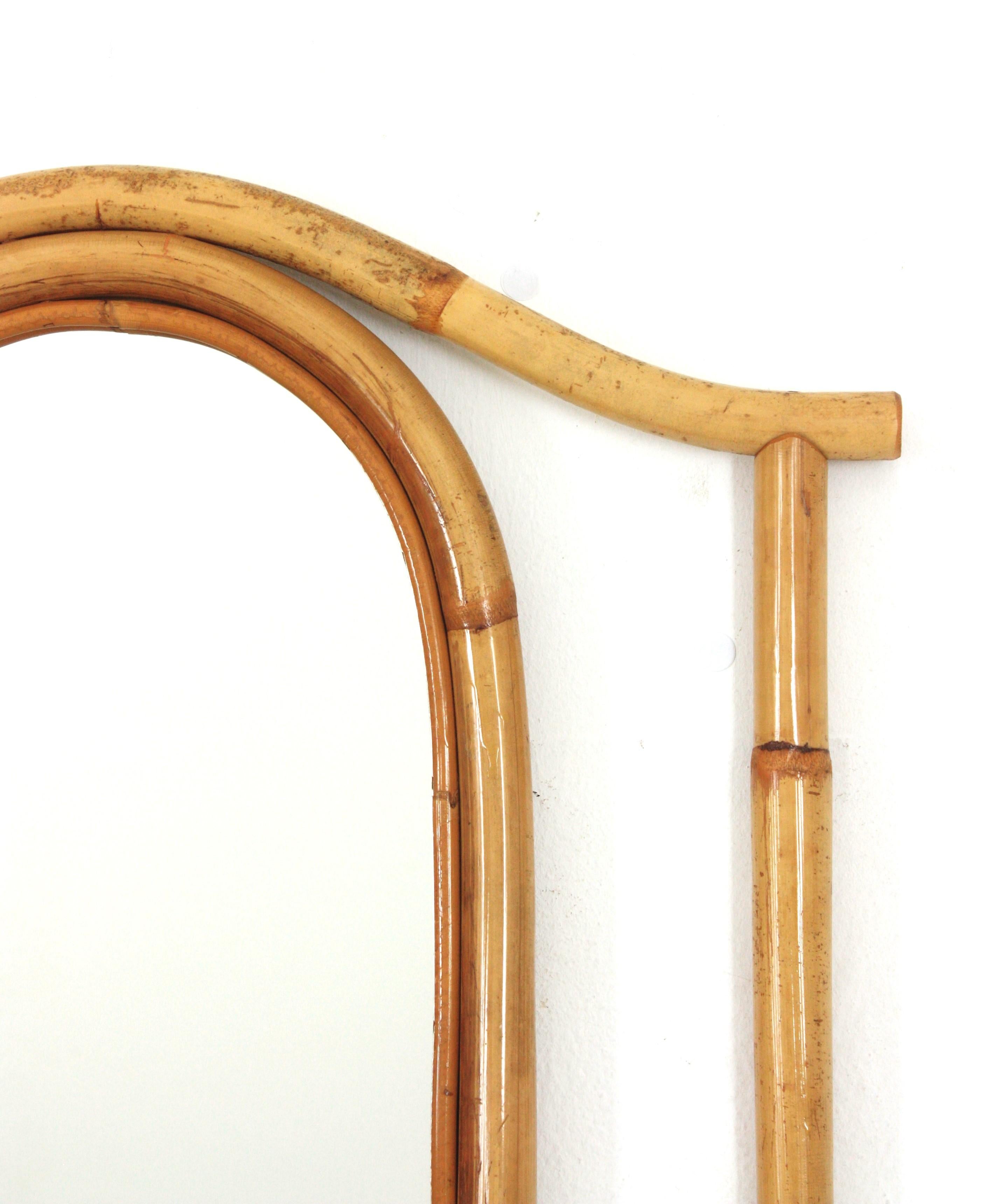 Specchio ad arco in rattan spagnolo con cornice geometrica, design a pagoda, anni '60 in vendita 1