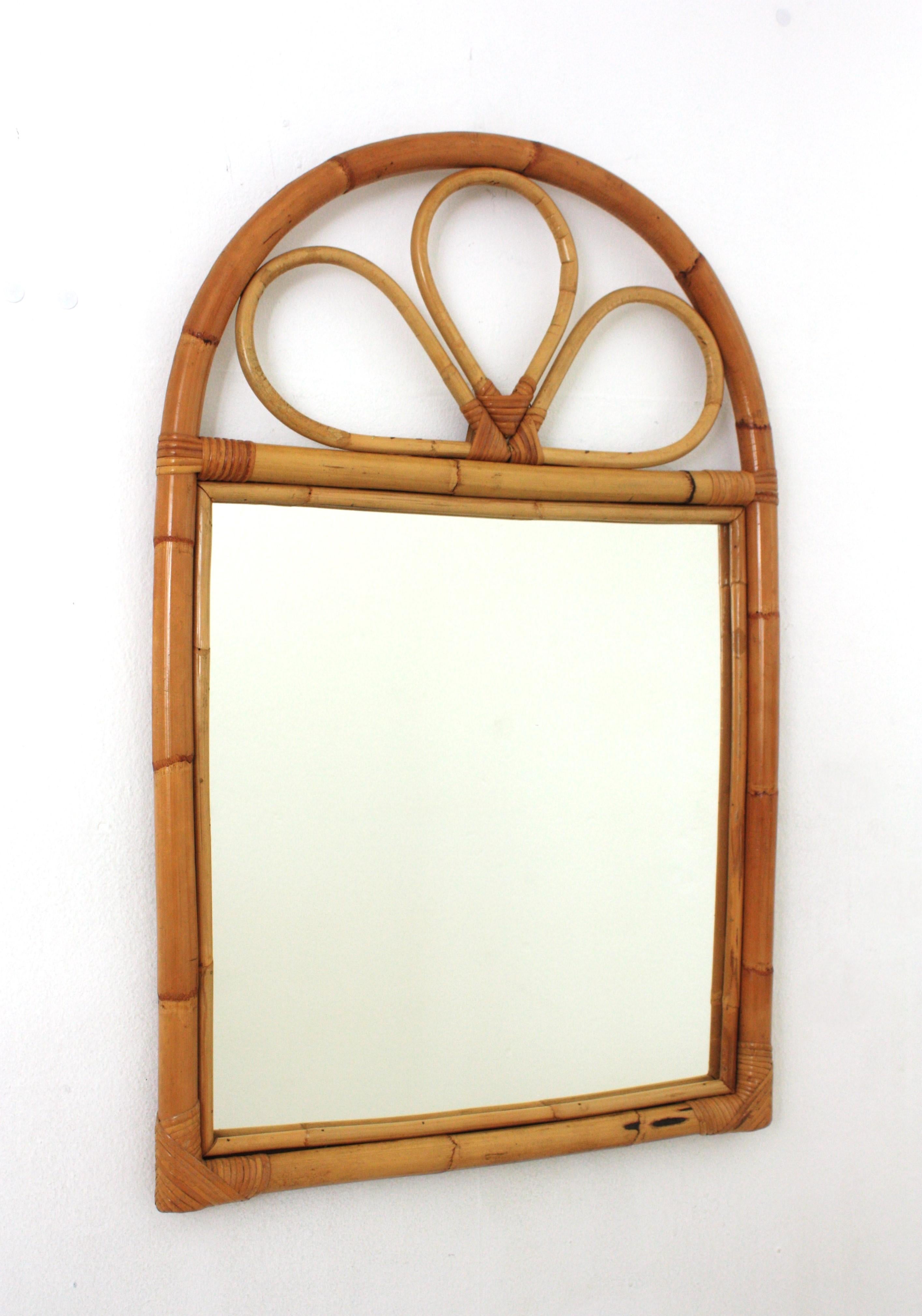Specchio in rattan moderno di metà secolo con piano ad arco. Spagna, anni '60
Questo bellissimo specchio è stato realizzato a mano con canne di bambù e rattan, combinando accenti Midcentury e Coastal. Presenta una spessa canna di bambù in rattan con