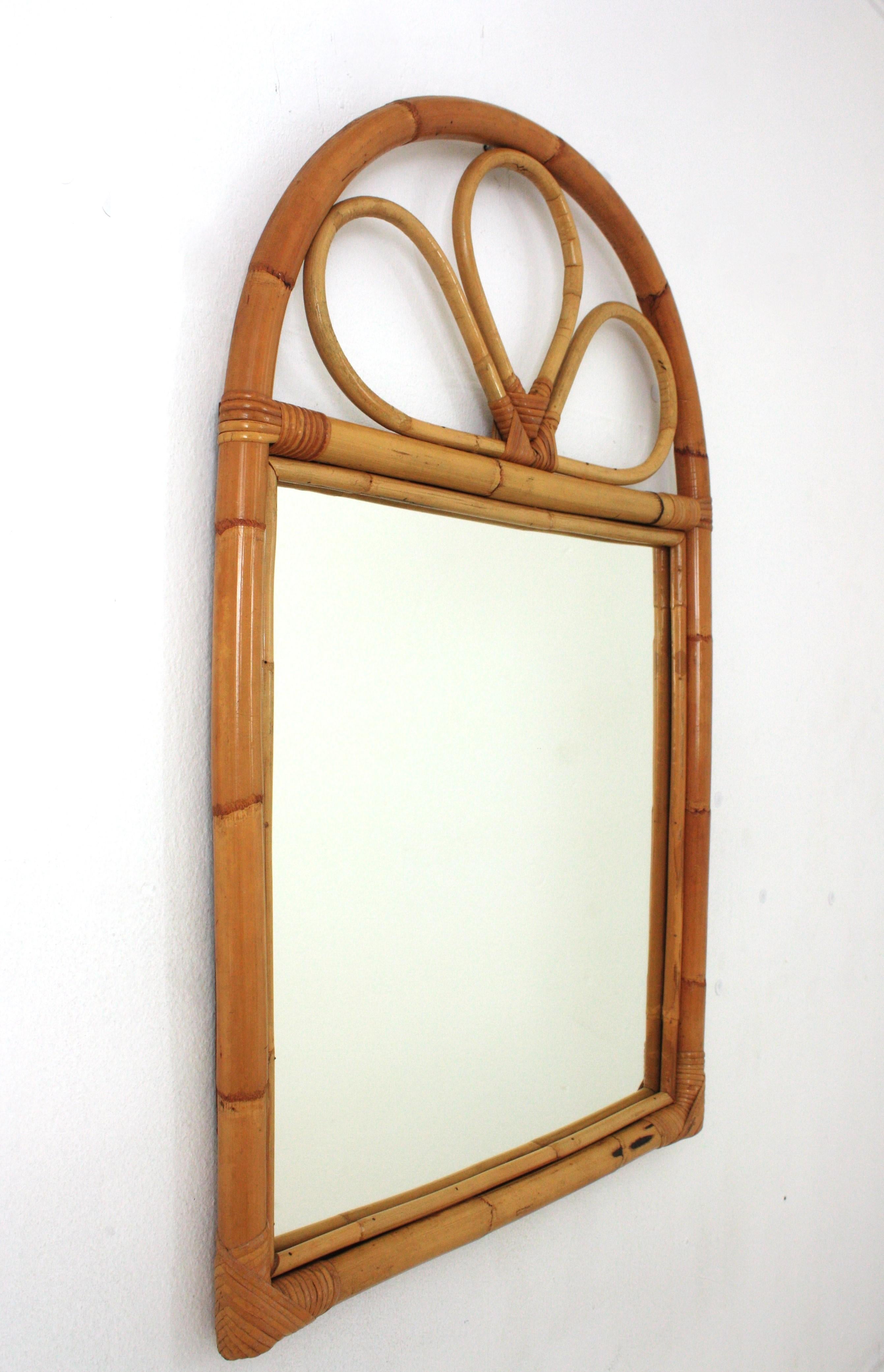 Spagnolo Specchio spagnolo in rattan e bambù con piano ad arco, anni '60 in vendita