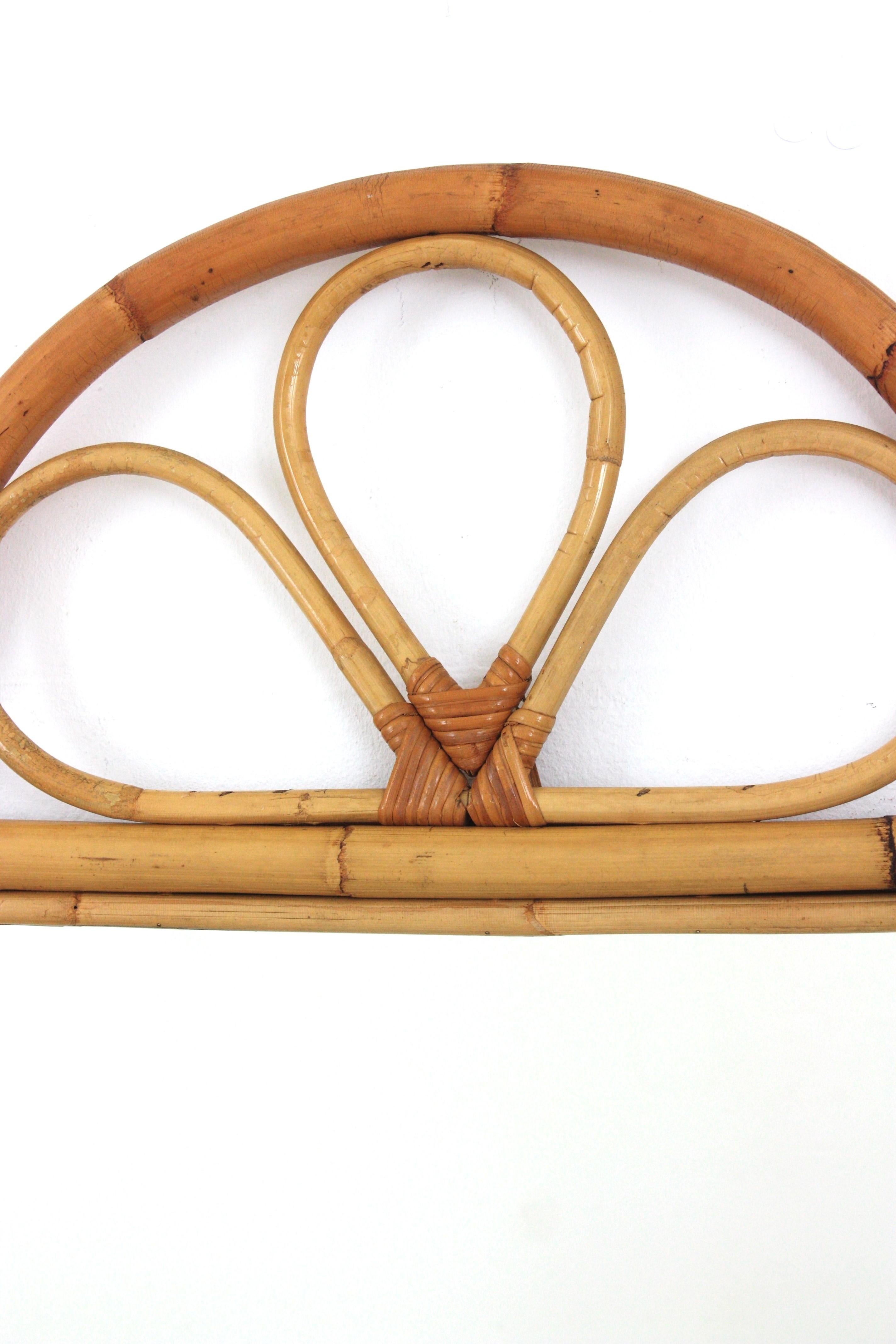 Fatto a mano Specchio spagnolo in rattan e bambù con piano ad arco, anni '60 in vendita