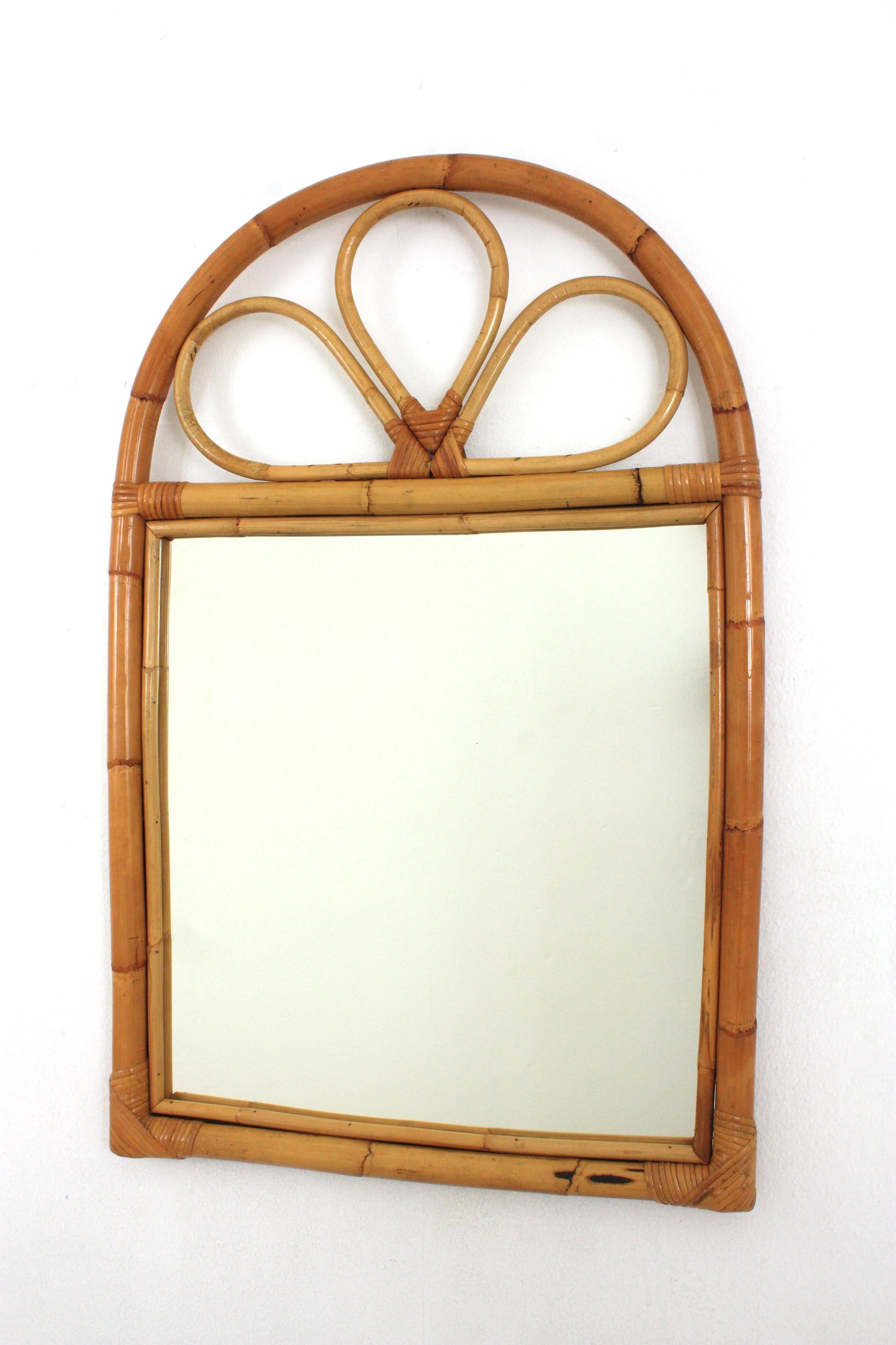 Bambù Specchio spagnolo in rattan e bambù con piano ad arco, anni '60 in vendita