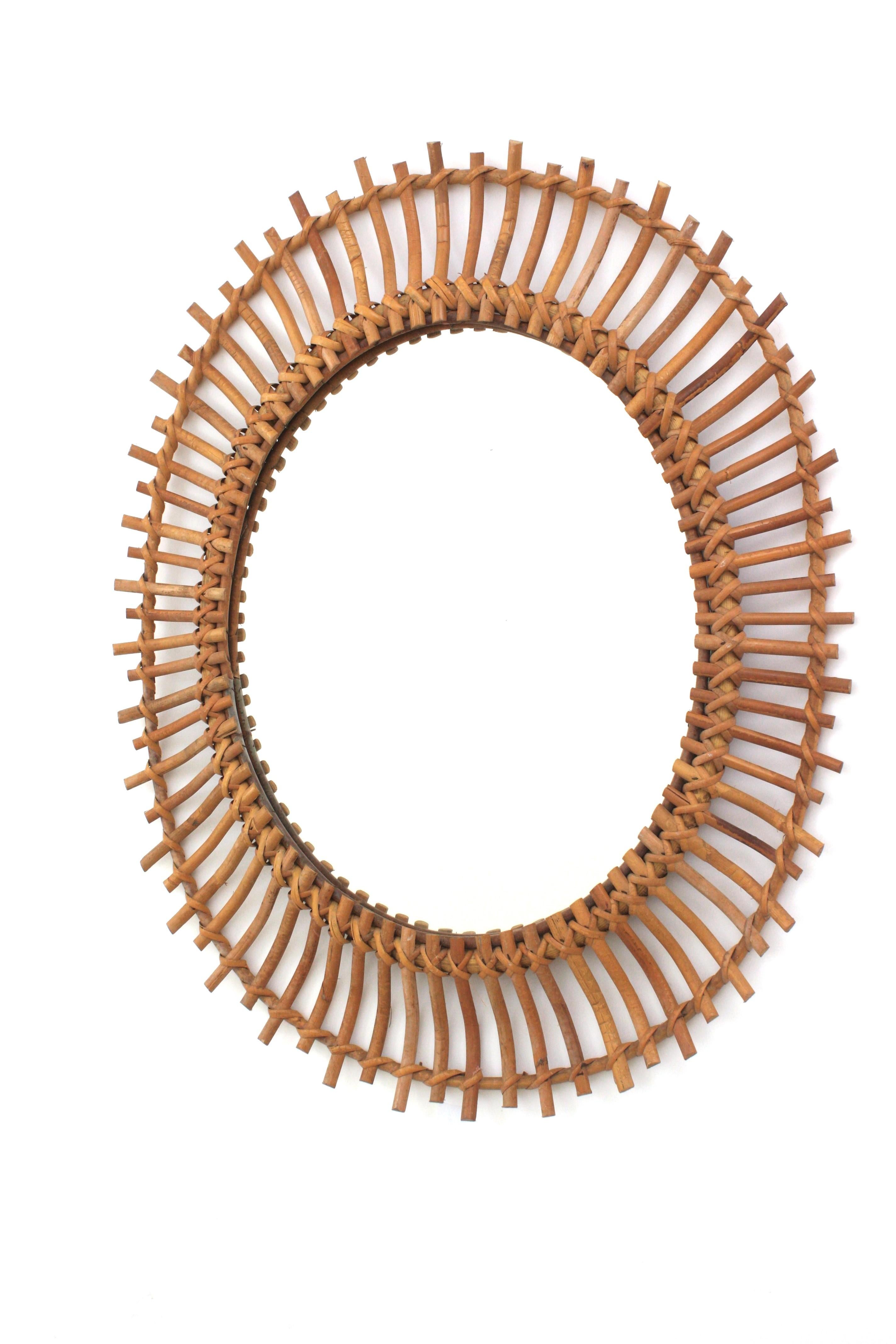 Miroir en bambou et rotin espagnol Miroir ovale ensoleillé / Miroir mural en vente 2