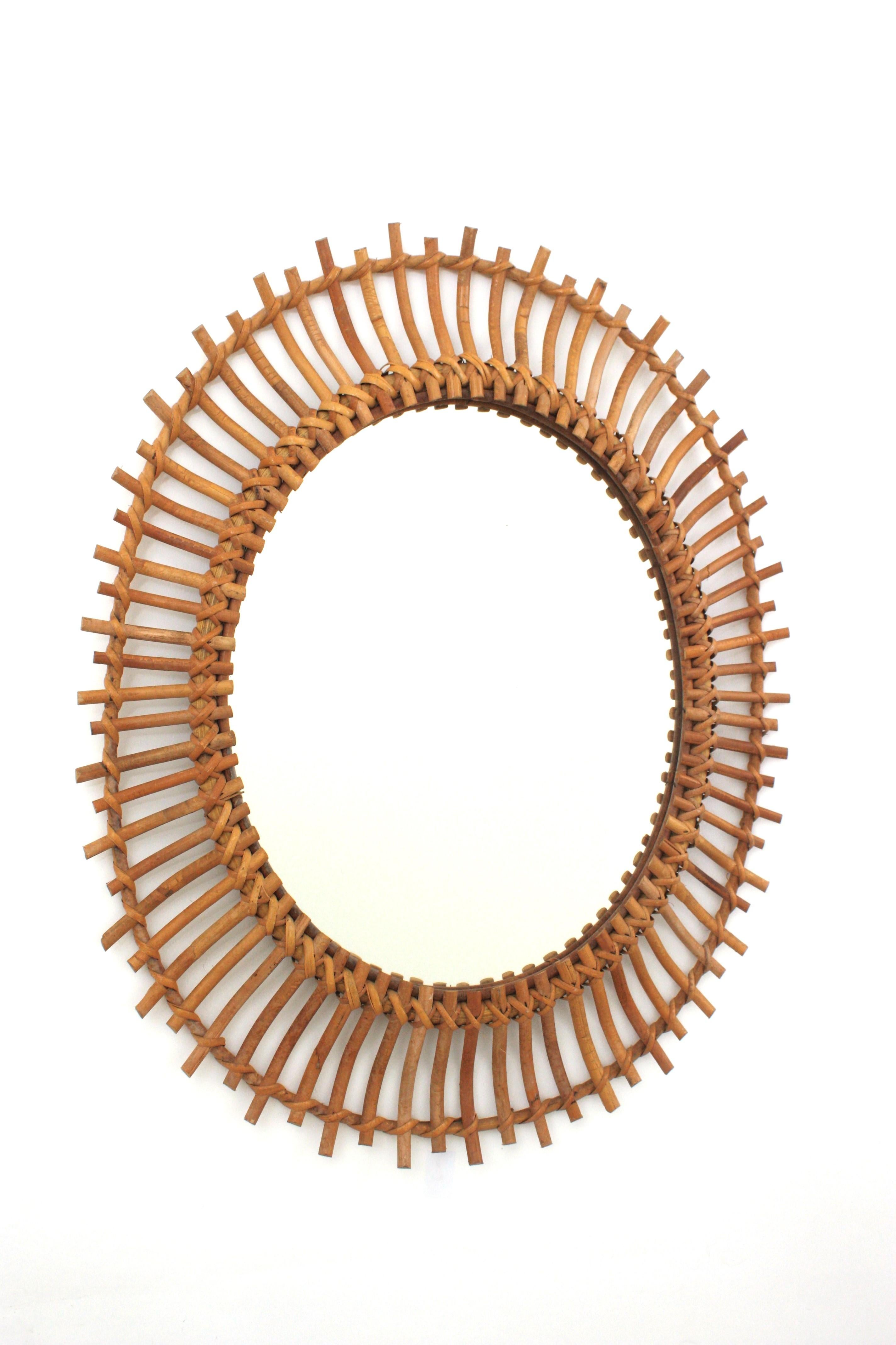 Superbe miroir ovale en bambou et rotin. Fabriqué à la main en Espagne, années 1960.
Il a tout le goût et la fraîcheur de la côte méditerranéenne.
Il peut être placé seul ou faire partie d'une composition murale de miroirs en rotin.
Ce miroir ovale