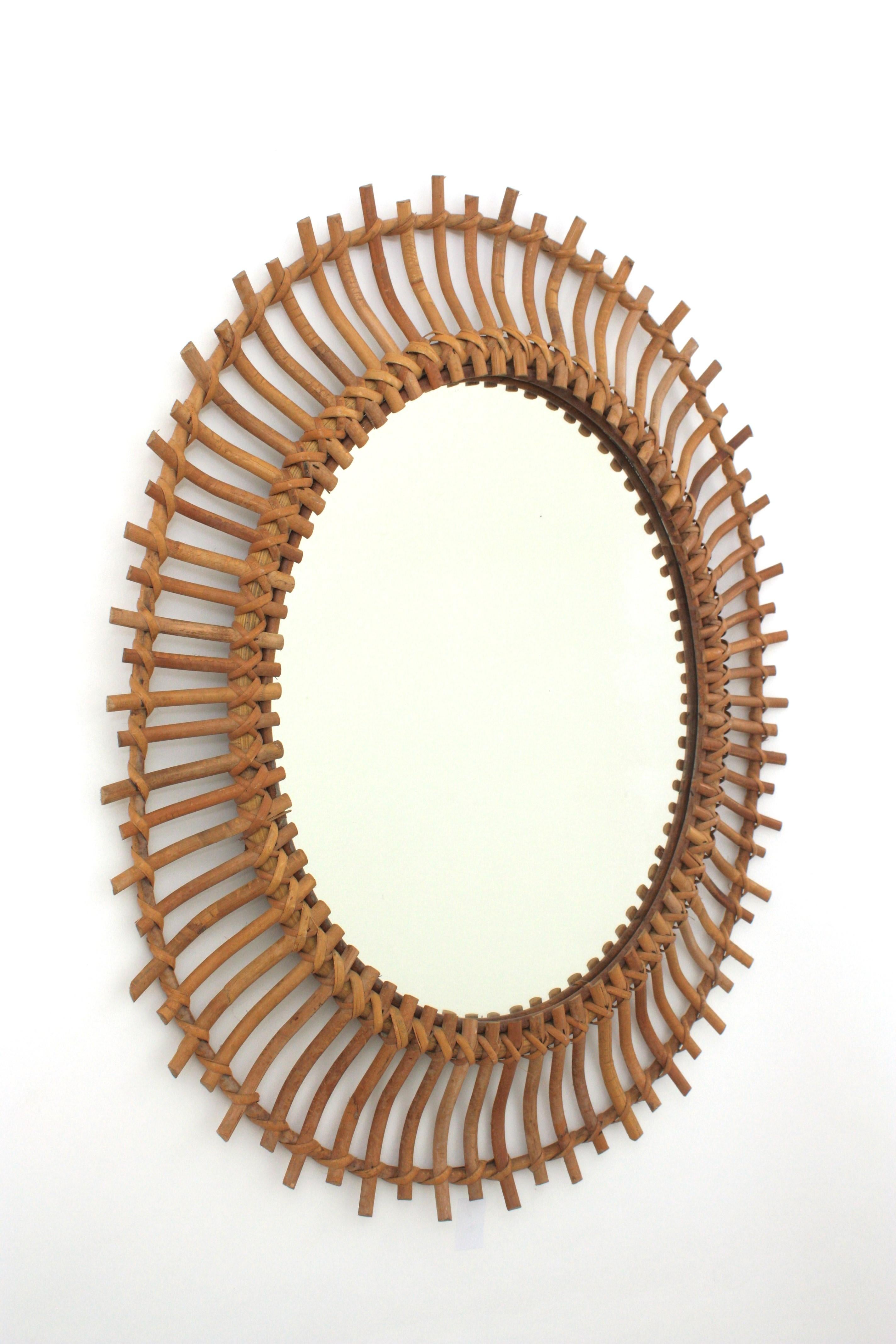 Mid-Century Modern Miroir en bambou et rotin espagnol Miroir ovale ensoleillé / Miroir mural en vente