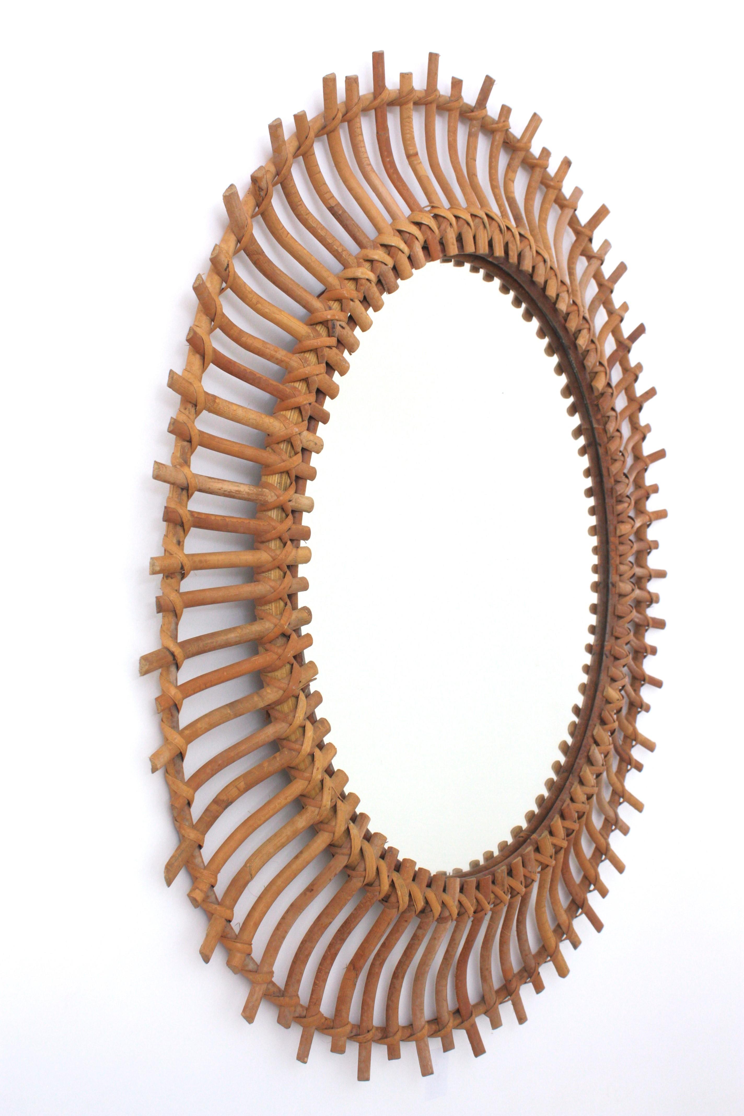 Espagnol Miroir en bambou et rotin espagnol Miroir ovale ensoleillé / Miroir mural en vente