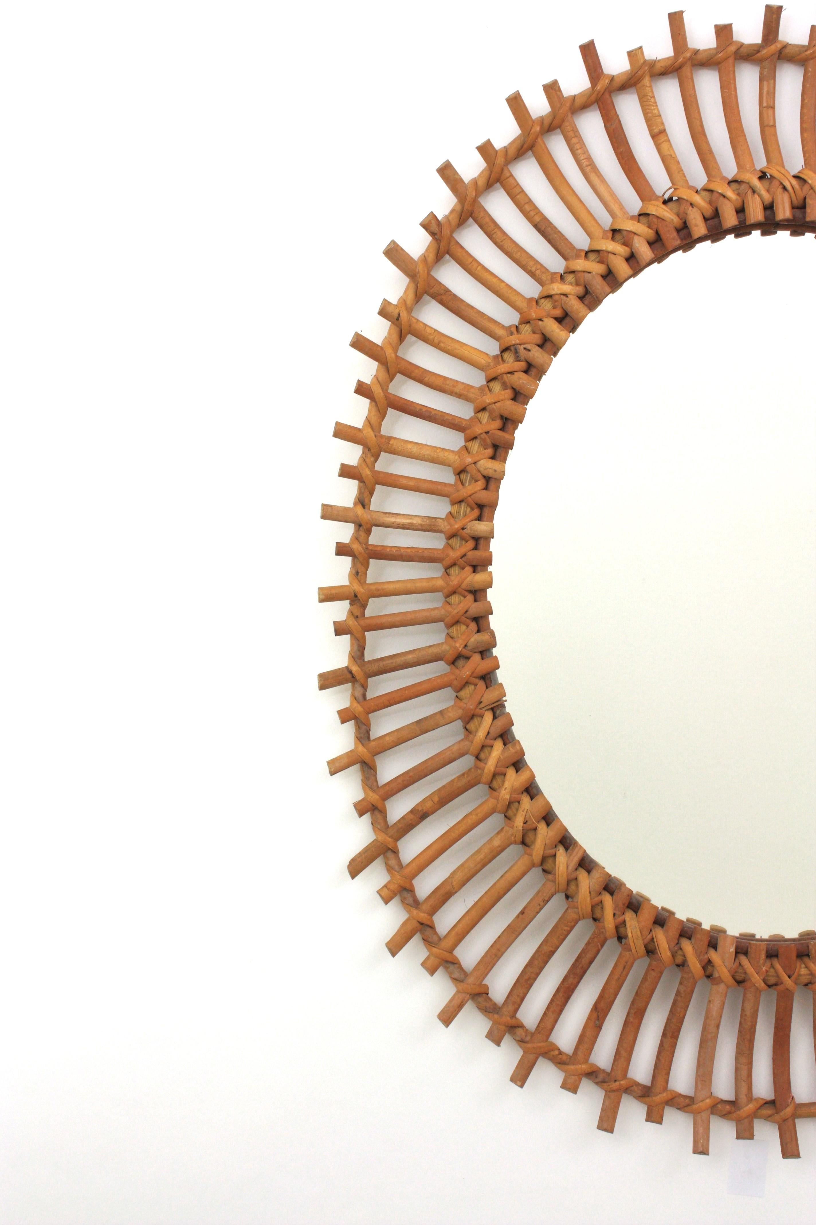 Miroir en bambou et rotin espagnol Miroir ovale ensoleillé / Miroir mural Bon état - En vente à Barcelona, ES