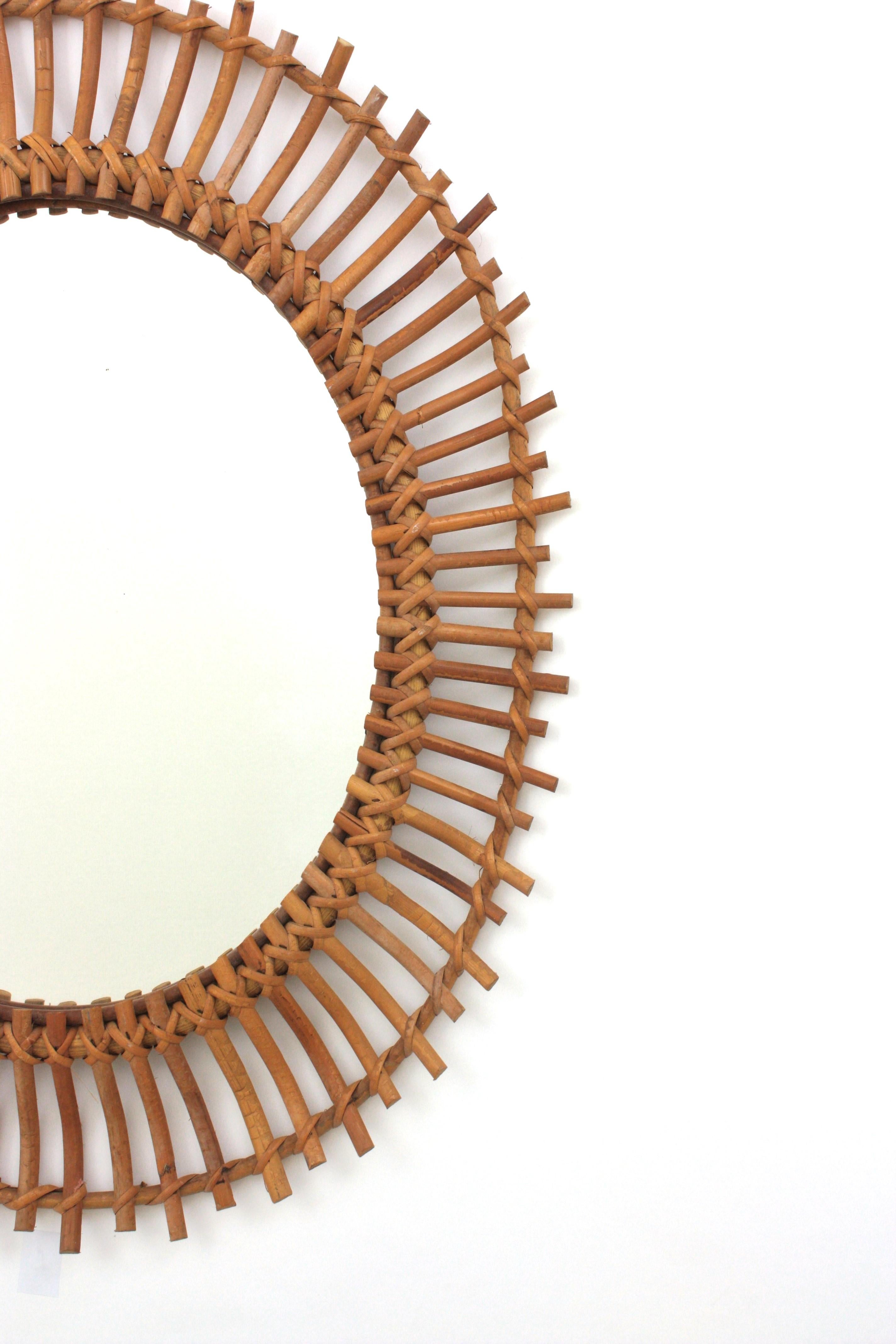 20ième siècle Miroir en bambou et rotin espagnol Miroir ovale ensoleillé / Miroir mural en vente