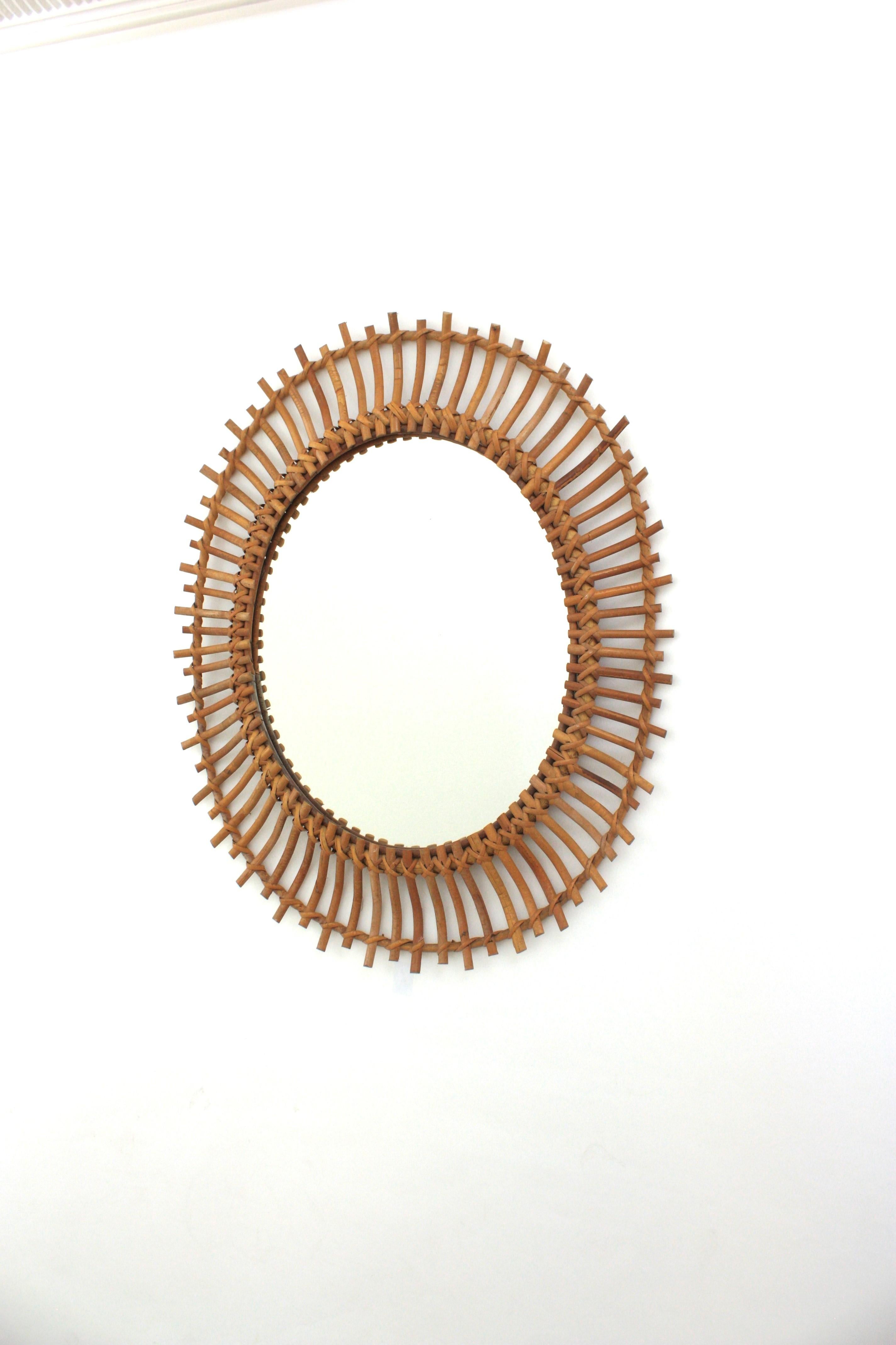 Miroir en bambou et rotin espagnol Miroir ovale ensoleillé / Miroir mural en vente 1