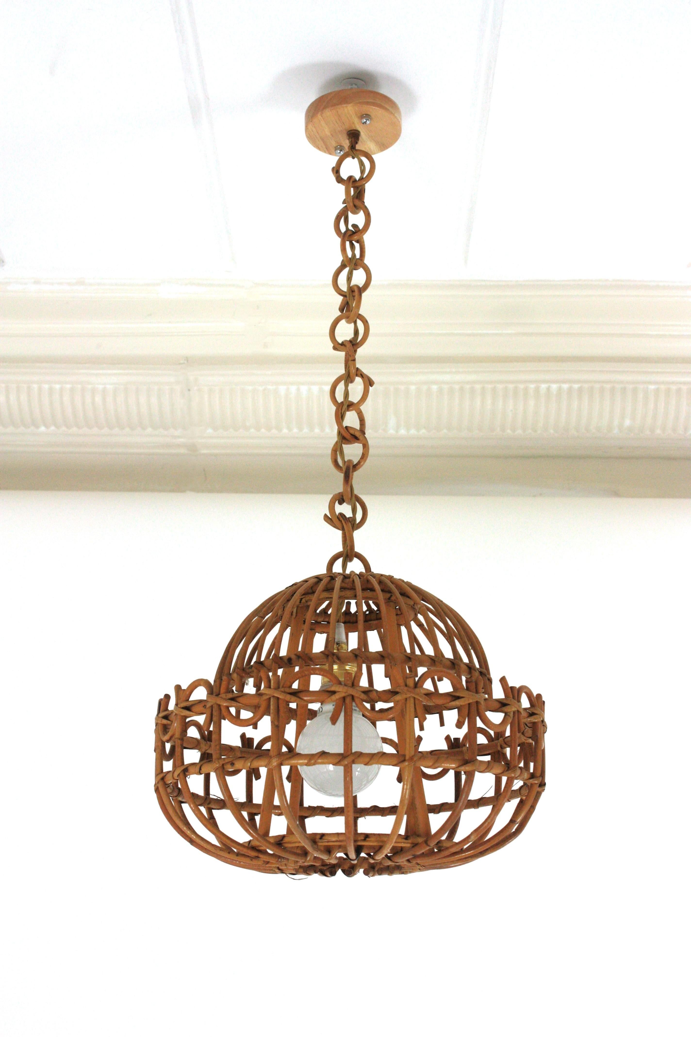 A cool handcrafted rattan ceiling pendant or hanging light with chinoiserie accents, Spain, 1960s.
This suspension has an eye-catching design featuring a semi-spherical rattan structure decorated by chinoiserie accents and semi rings details. It