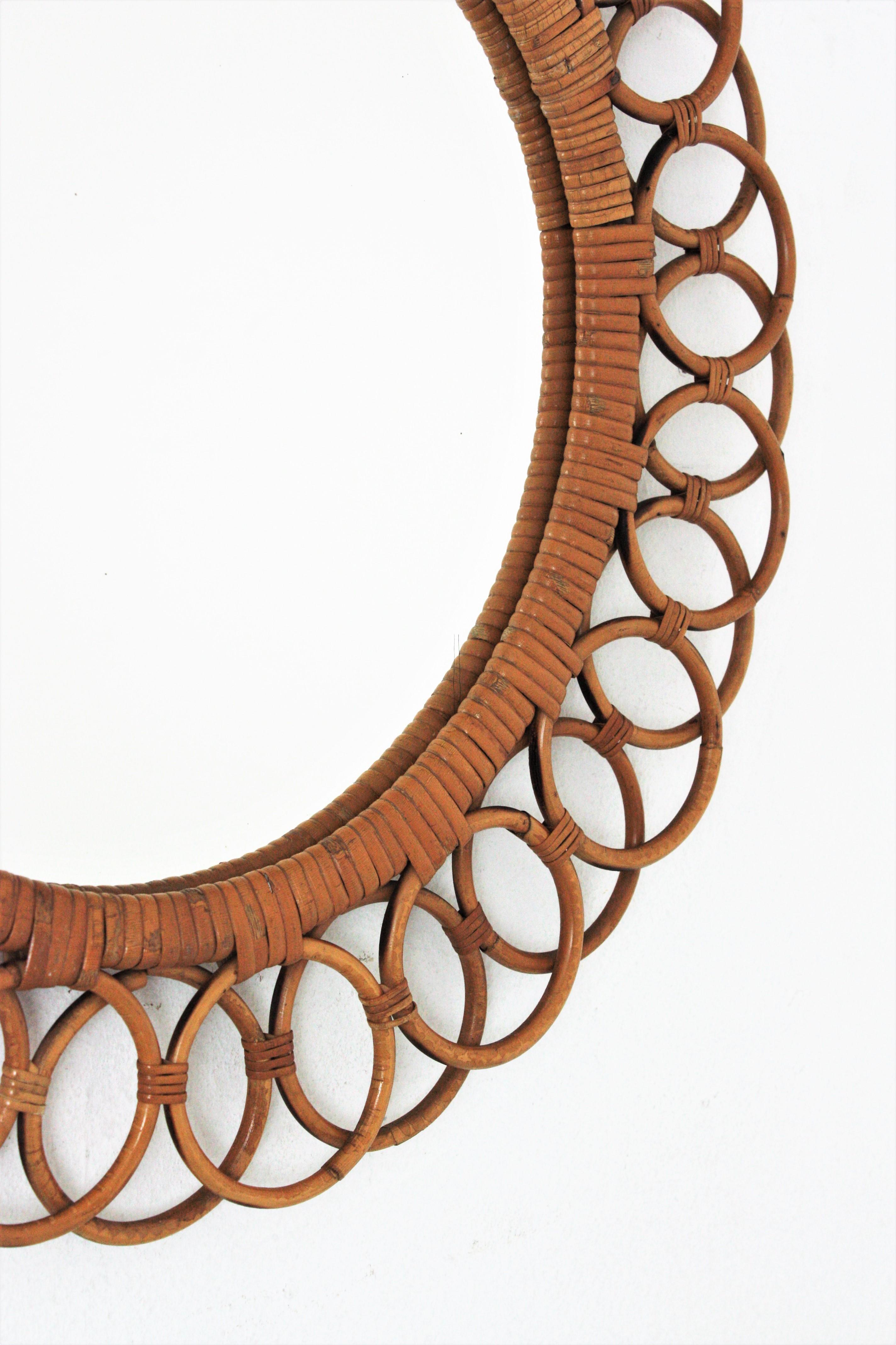 Specchio rotondo in rattan spagnolo con cornice ad anelli in vendita 2