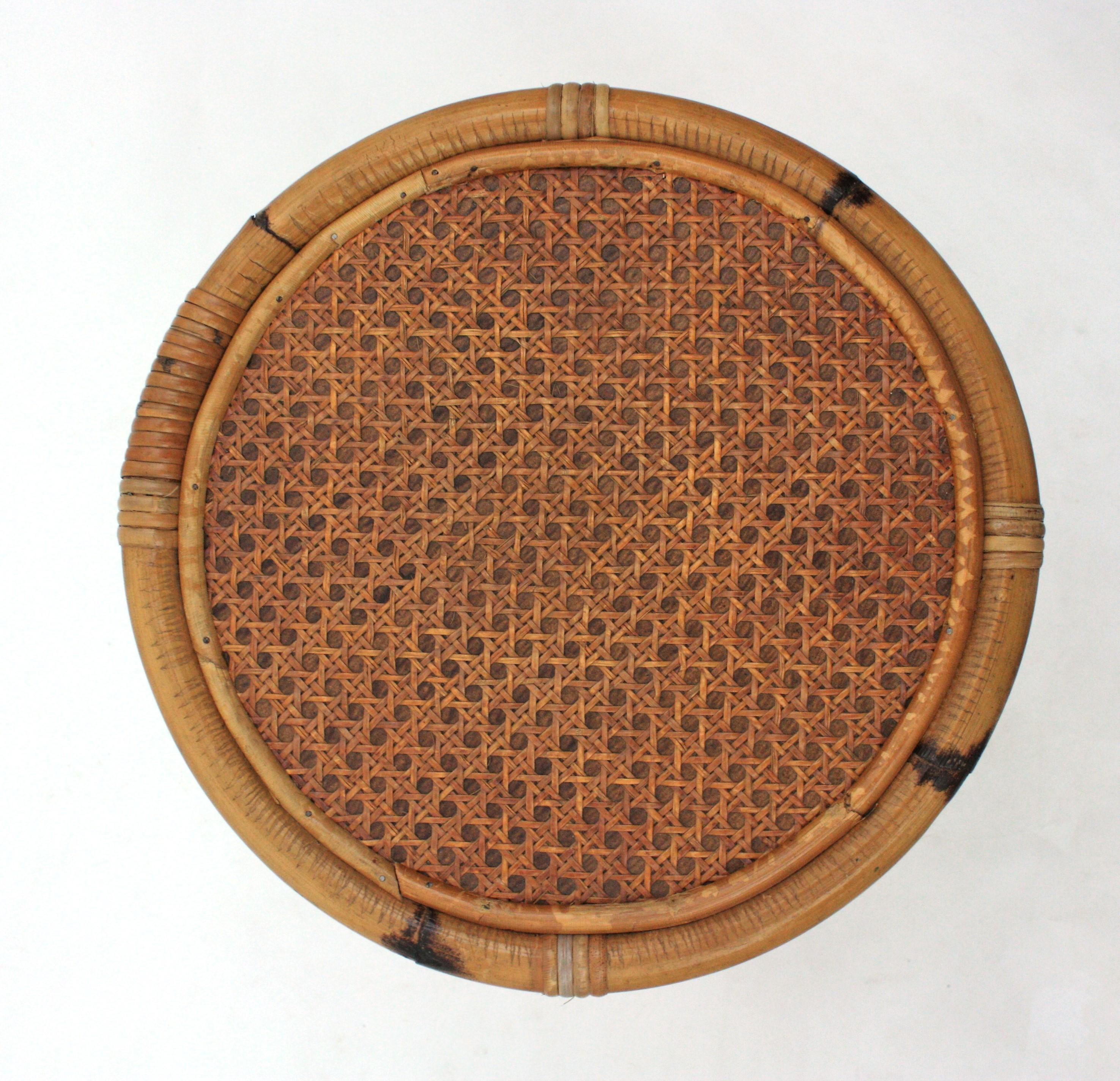 Spanischer runder Hocker/Beistelltisch aus Rattan mit Schilfrohrplatte, 1950er Jahre im Angebot 3