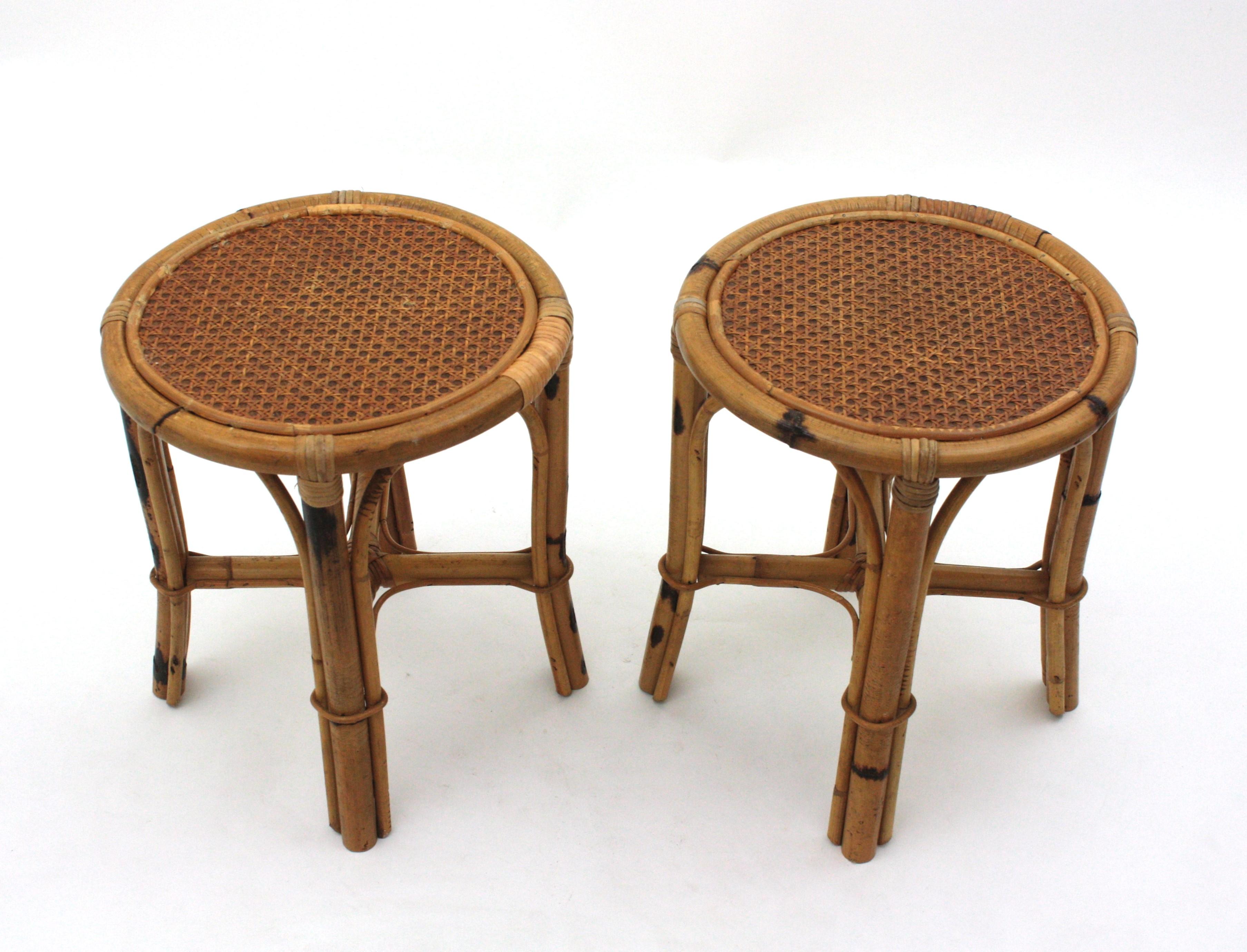 Spanischer runder Hocker/Beistelltisch aus Rattan mit Schilfrohrplatte, 1950er Jahre im Angebot 4