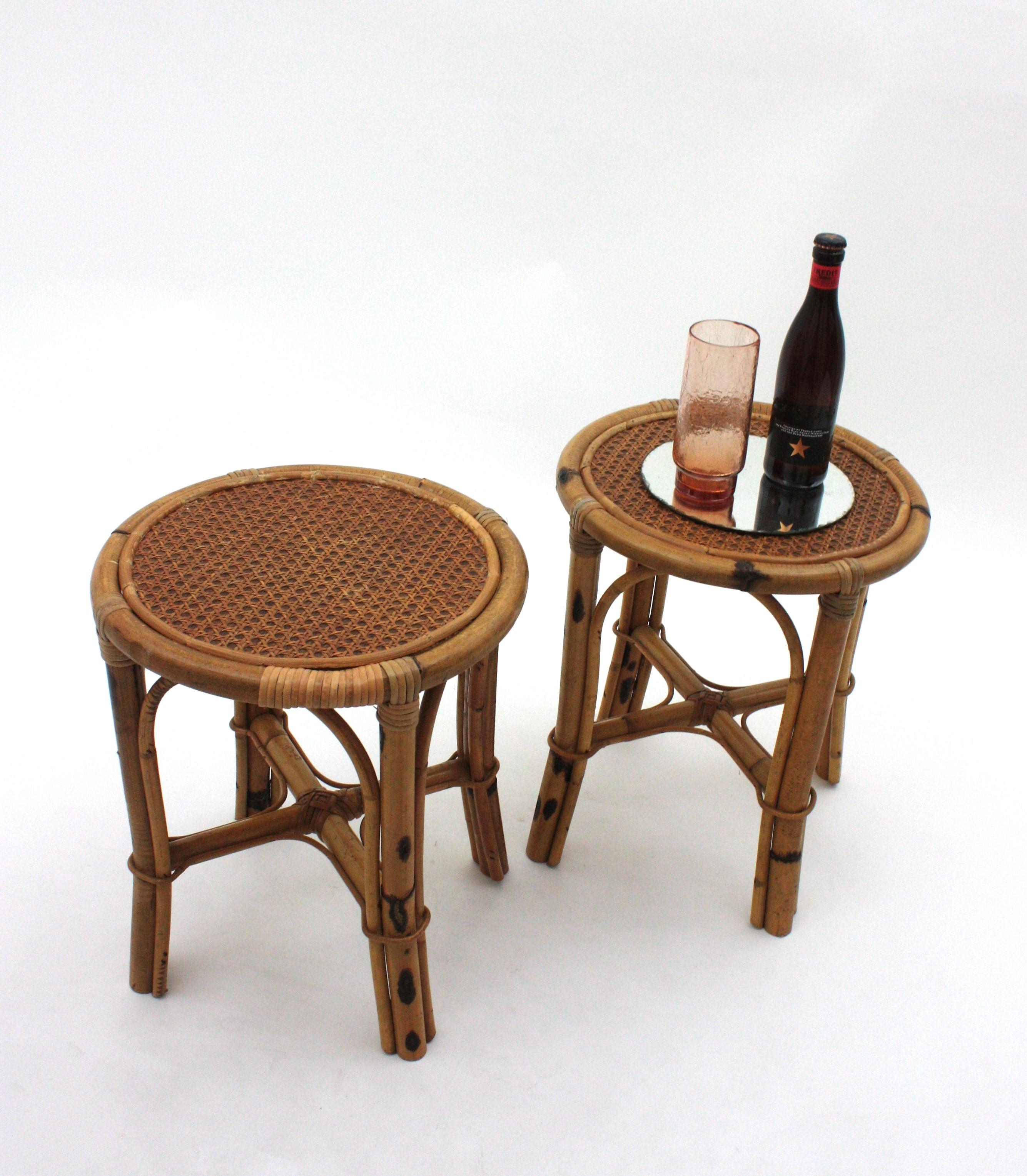 Spanischer runder Hocker/Beistelltisch aus Rattan mit Schilfrohrplatte, 1950er Jahre im Angebot 5