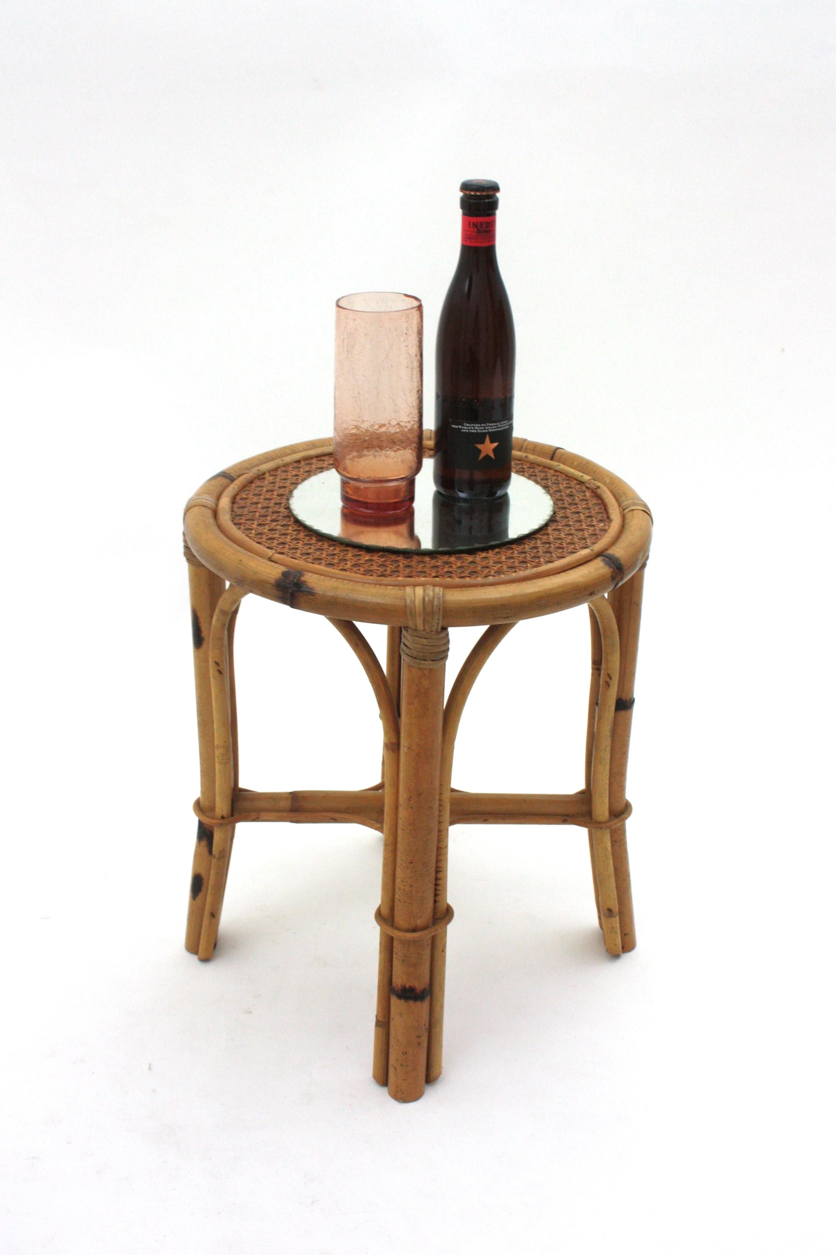 Spanischer runder Hocker/Beistelltisch aus Rattan mit Schilfrohrplatte, 1950er Jahre im Angebot 6