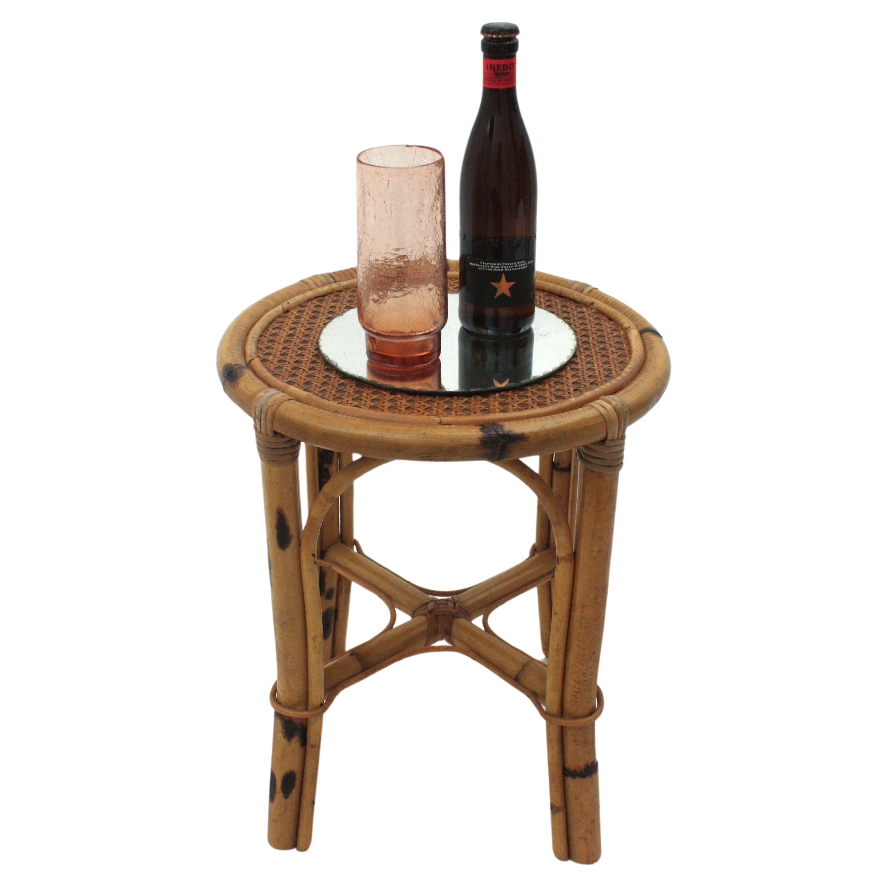Handgefertigter Hocker im spanischen Modernismus mit Drahtgeflecht, Rattan und Bambus. Spanien, 1960er-1970er Jahre.
Dieser coole runde Hocker aus Rattan hat eine Bambusstruktur mit einer Canage-Platte.
Dieses Stück wird einen Midcentury Coastal