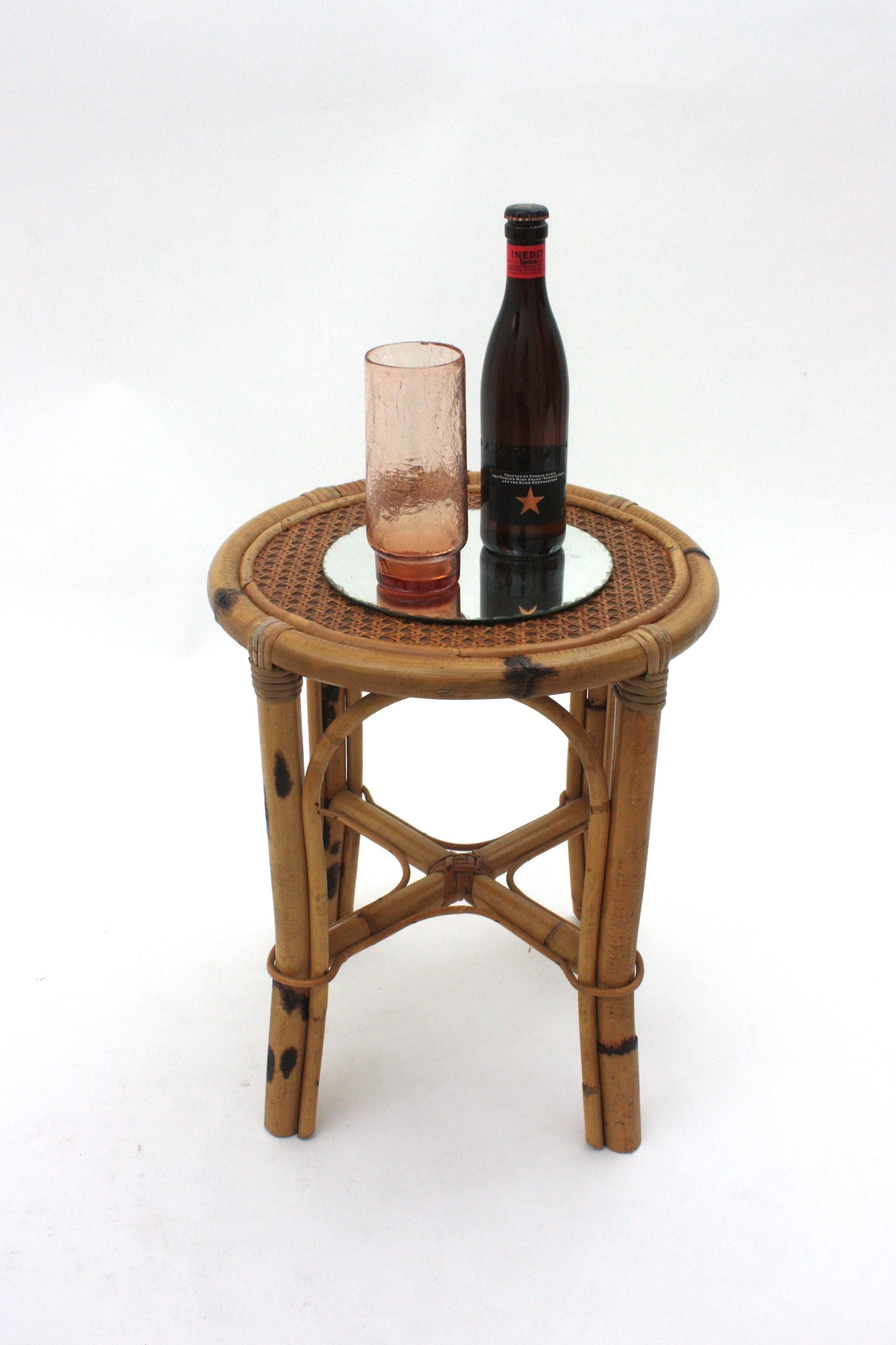 Spanischer runder Hocker/Beistelltisch aus Rattan mit Schilfrohrplatte, 1950er Jahre (Moderne der Mitte des Jahrhunderts) im Angebot
