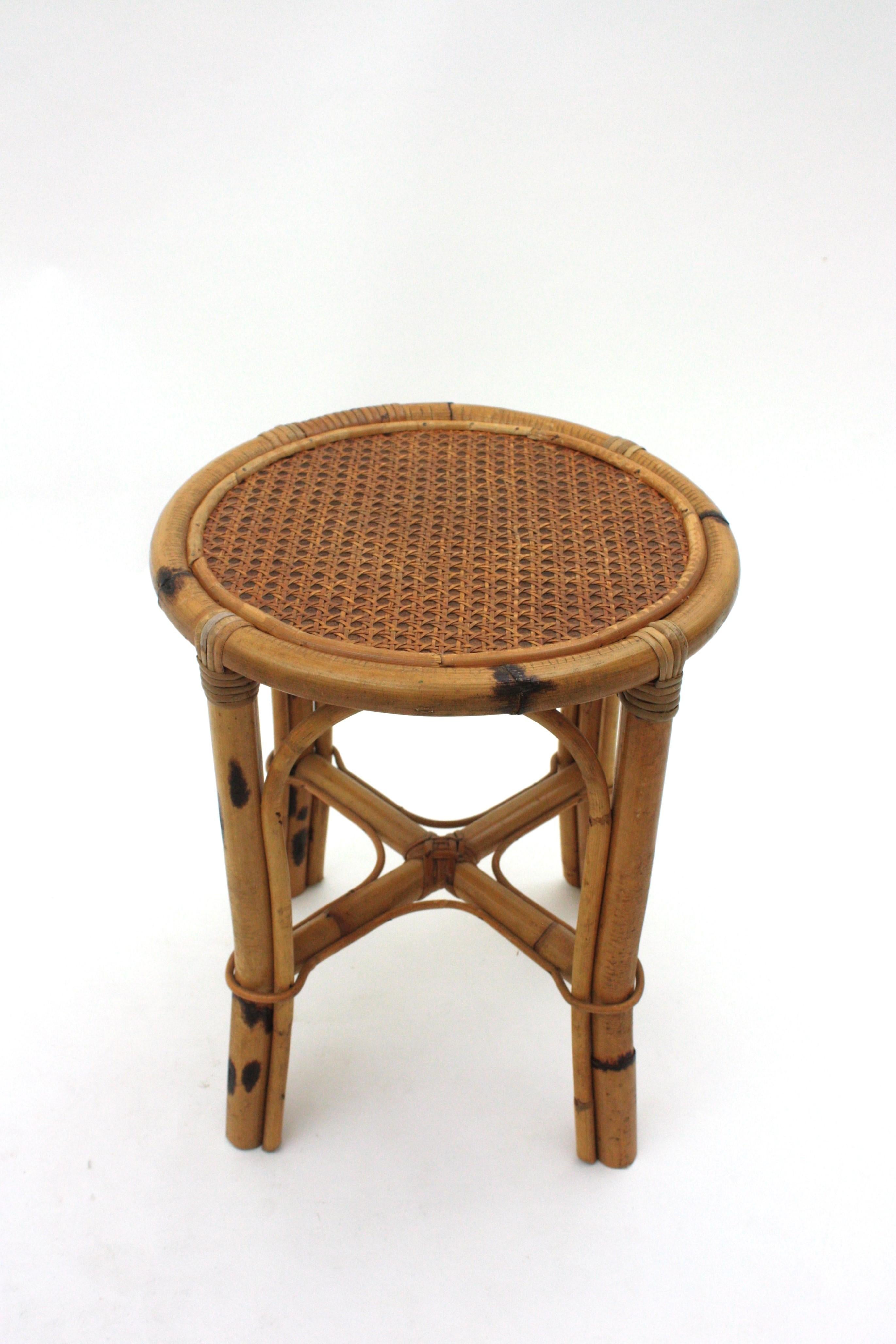 Spanischer runder Hocker/Beistelltisch aus Rattan mit Schilfrohrplatte, 1950er Jahre im Zustand „Gut“ im Angebot in Barcelona, ES