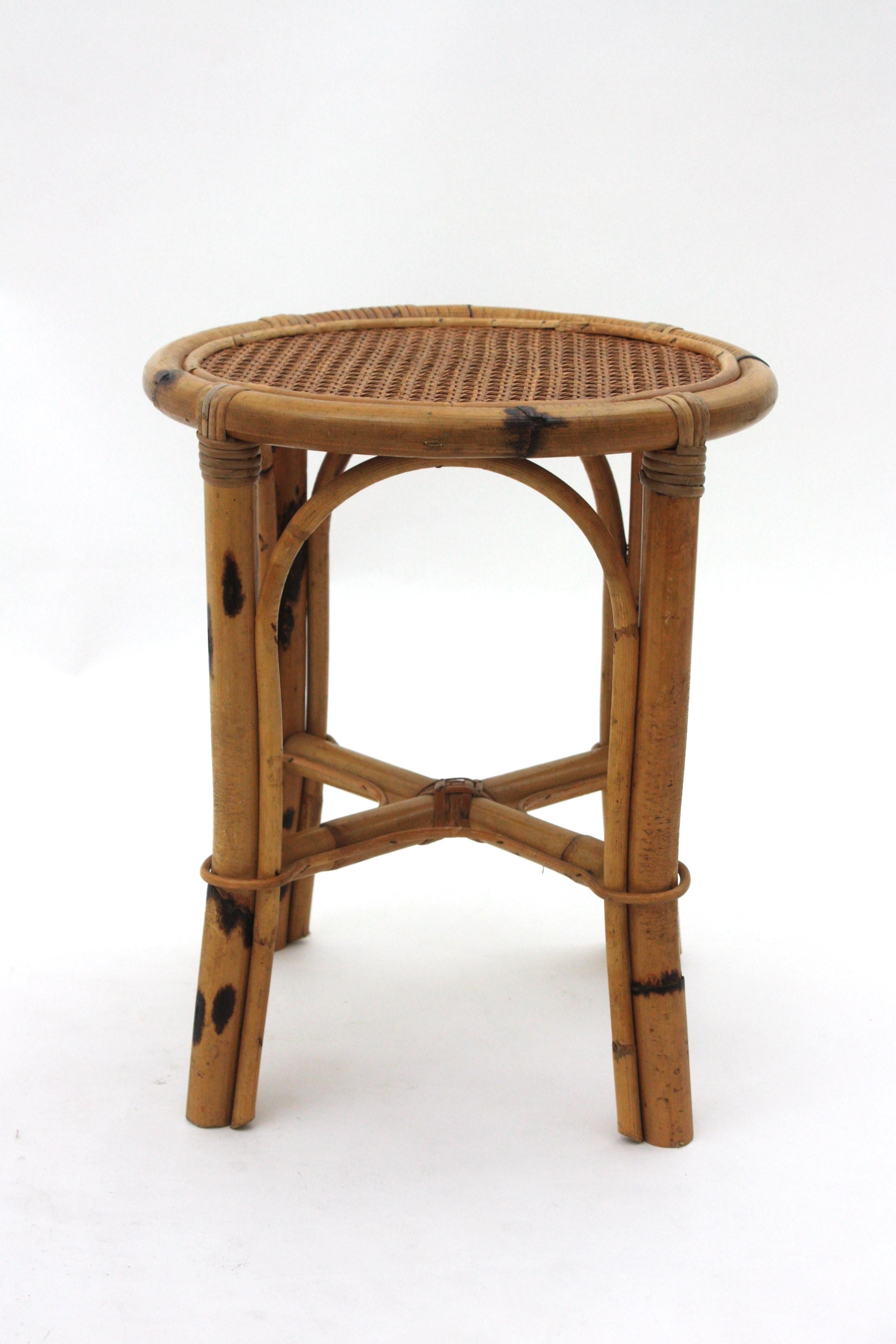 Spanischer runder Hocker/Beistelltisch aus Rattan mit Schilfrohrplatte, 1950er Jahre (20. Jahrhundert) im Angebot