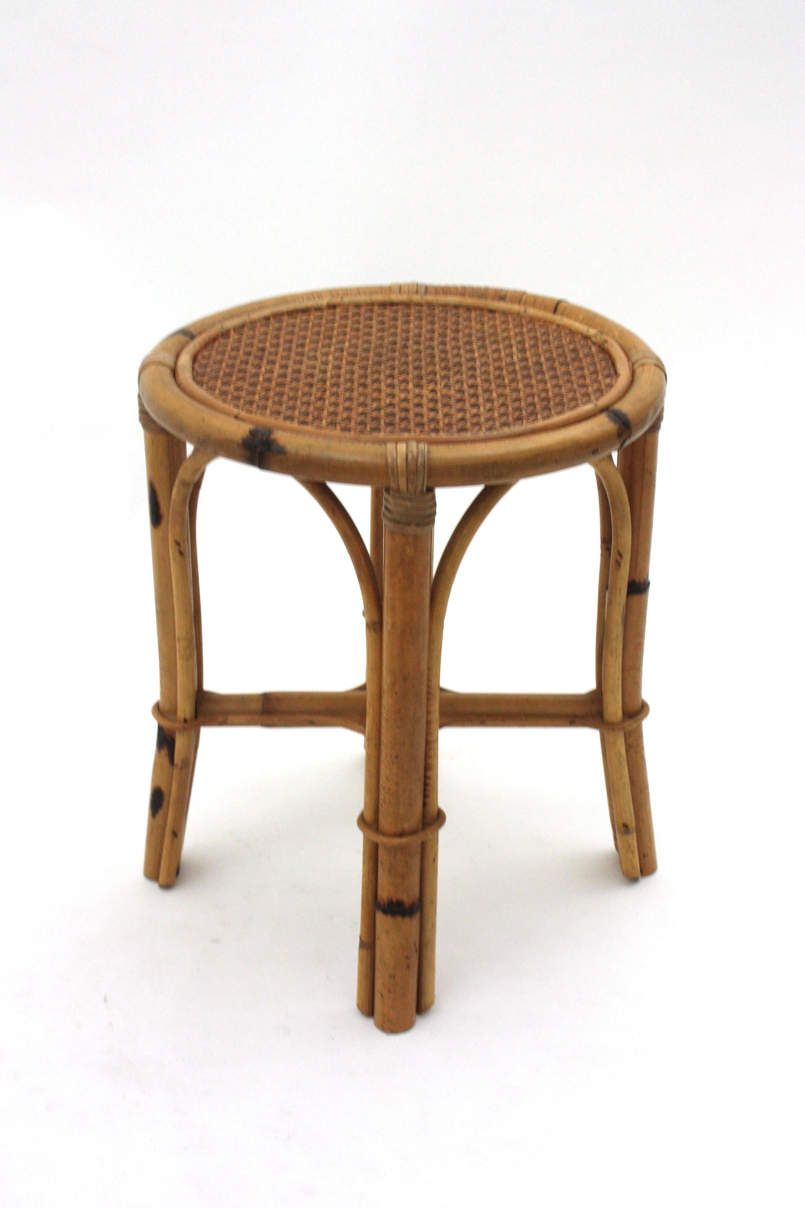 Spanischer runder Hocker/Beistelltisch aus Rattan mit Schilfrohrplatte, 1950er Jahre (Bambus) im Angebot