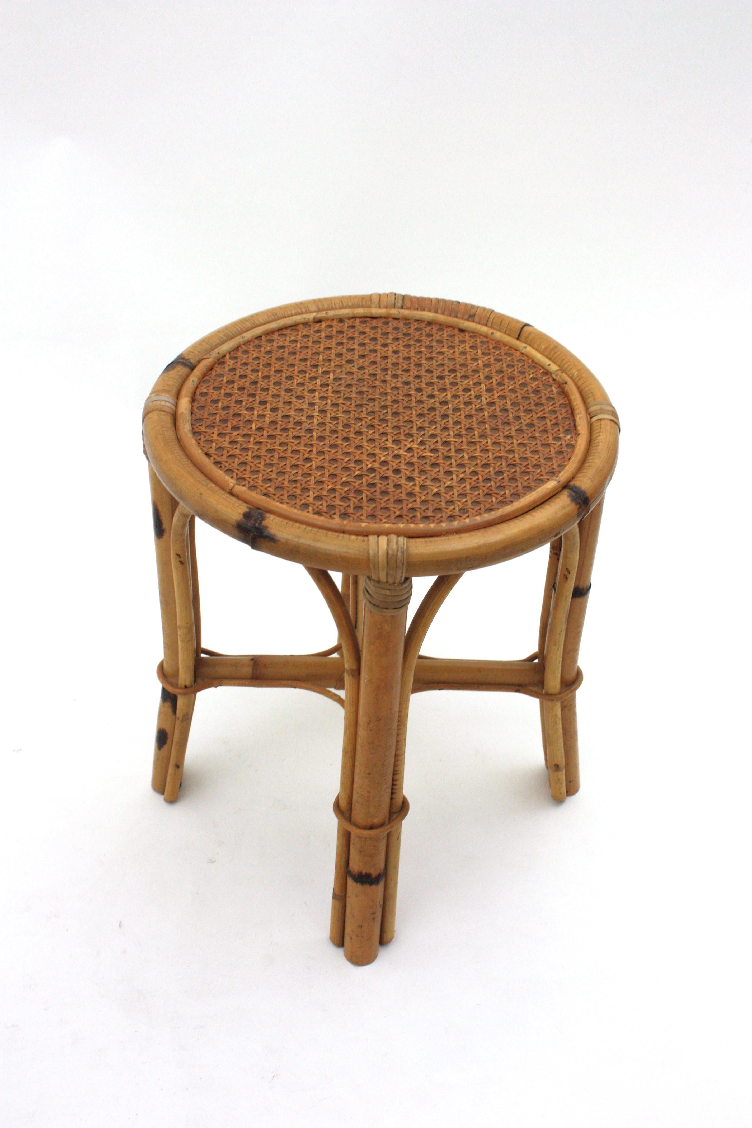 Spanischer runder Hocker/Beistelltisch aus Rattan mit Schilfrohrplatte, 1950er Jahre im Angebot 1