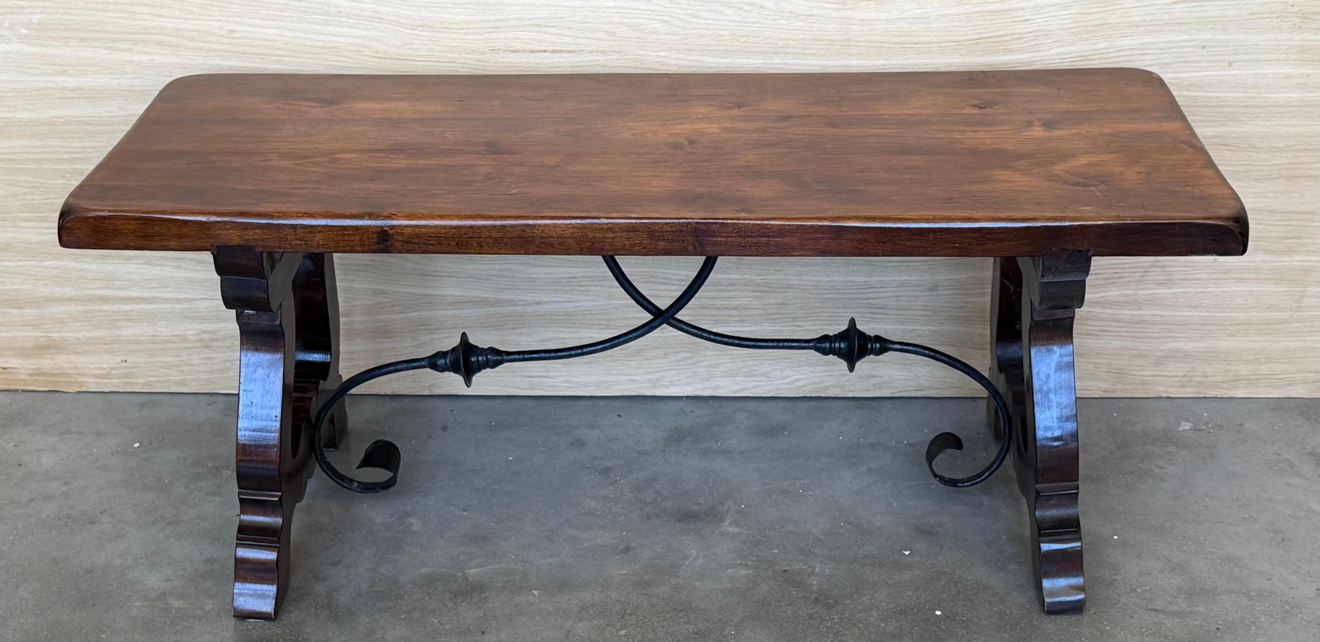 Spanish rectangular coffee table with lyre Legs In Good Condition For Sale In Miami, FL