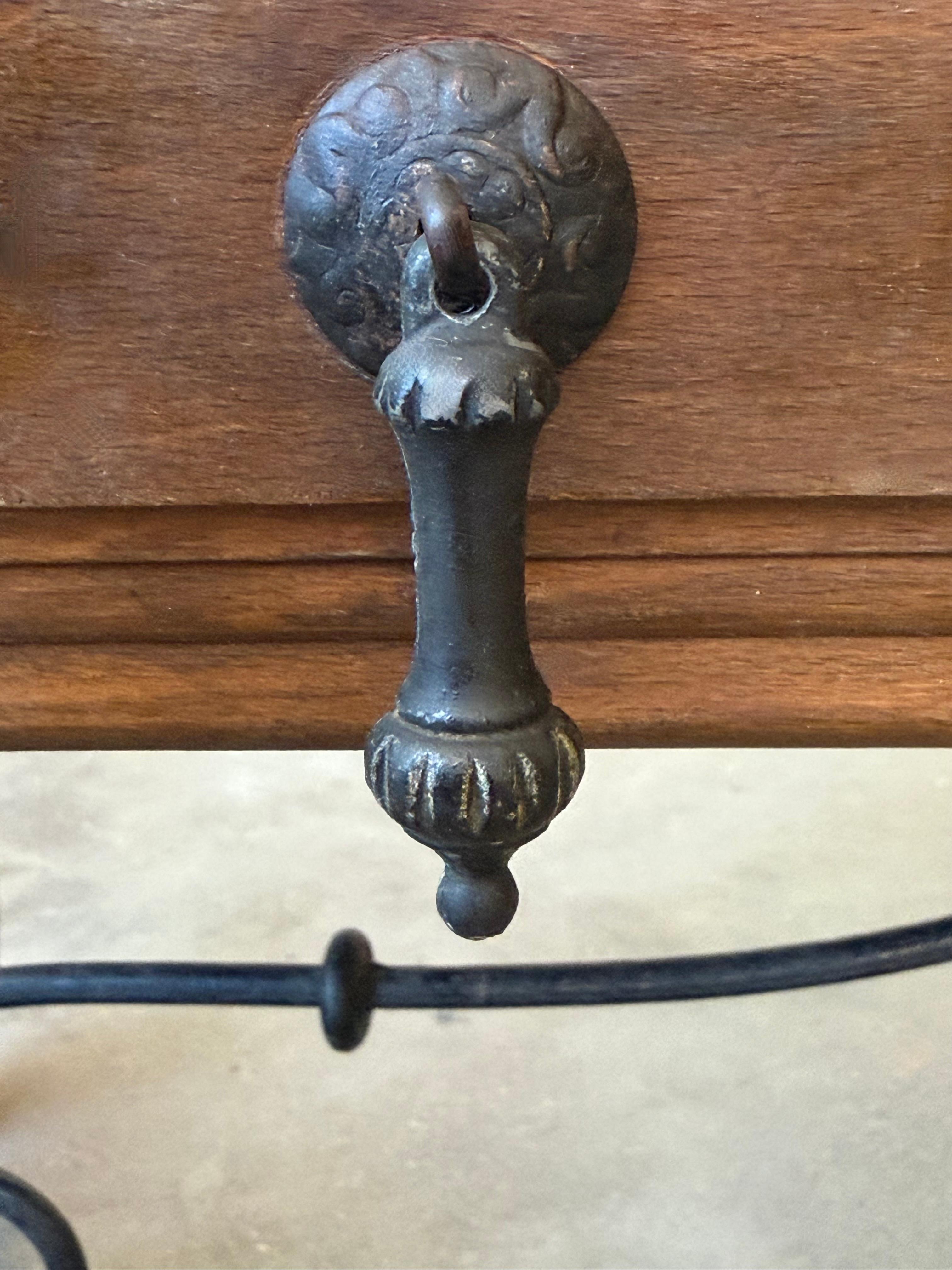 Table basse rectangulaire espagnole avec pieds tournés et quatre tiroirs en vente 3