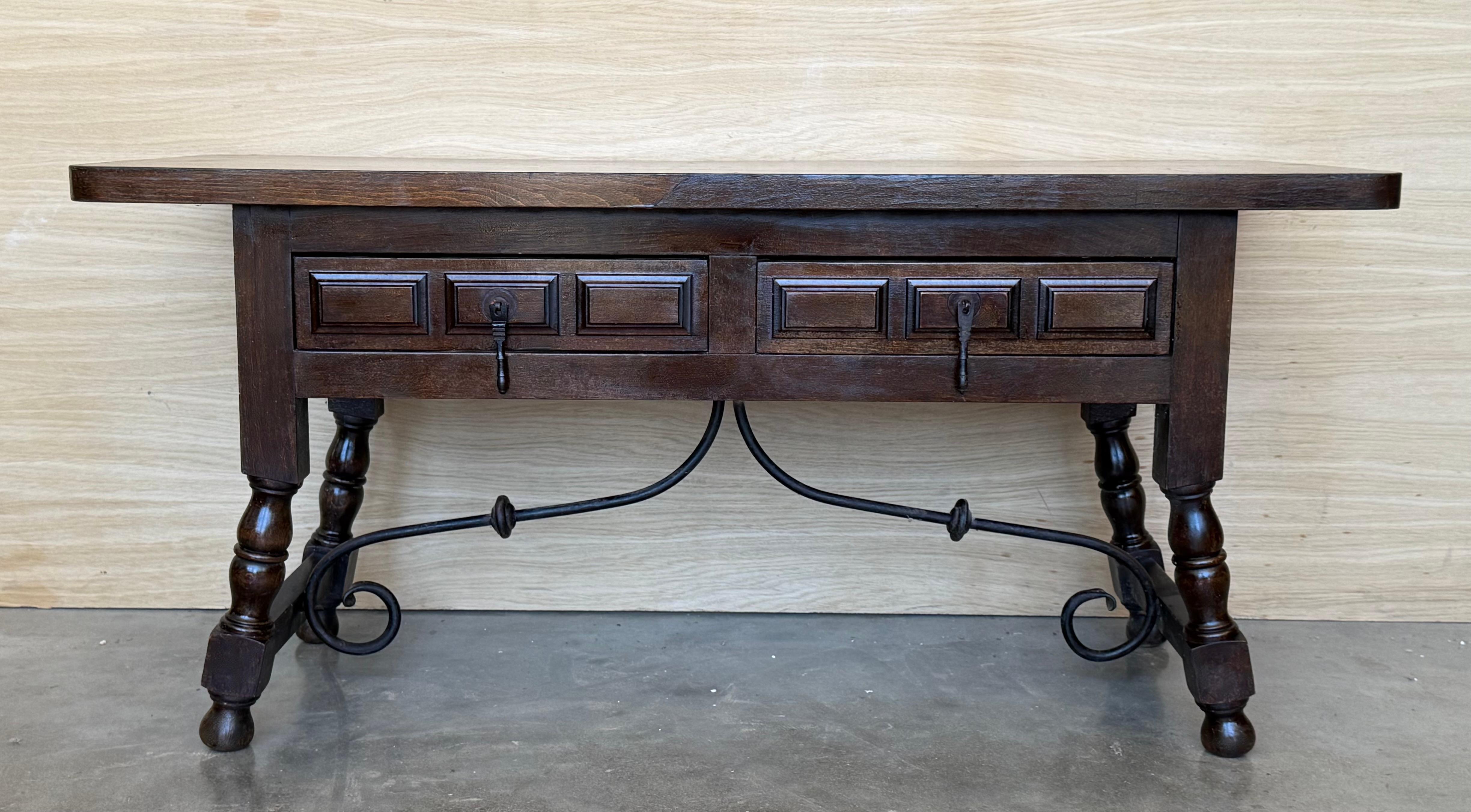 Colonial espagnol Table basse rectangulaire espagnole avec pieds tournés et quatre tiroirs en vente