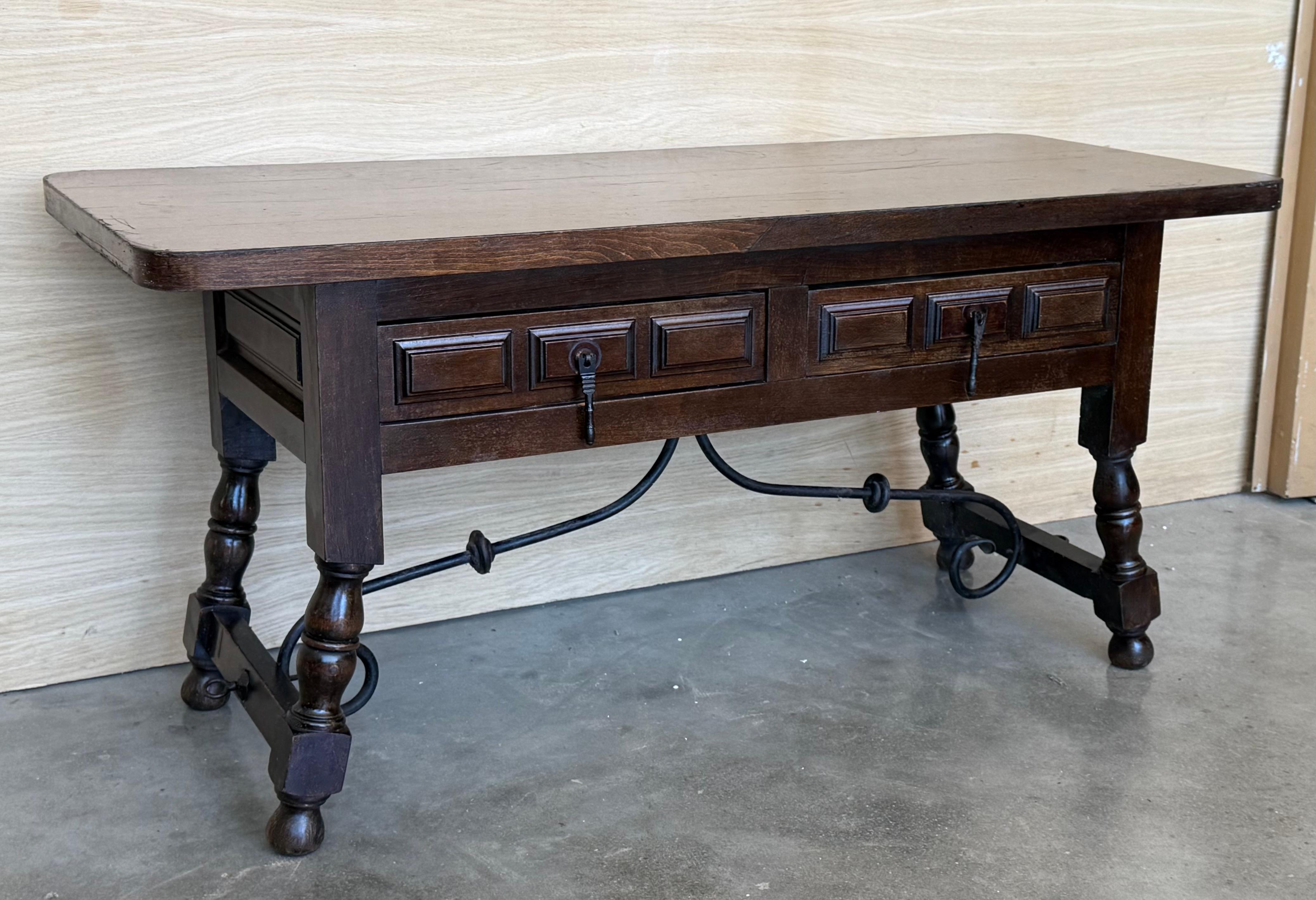 Espagnol Table basse rectangulaire espagnole avec pieds tournés et quatre tiroirs en vente