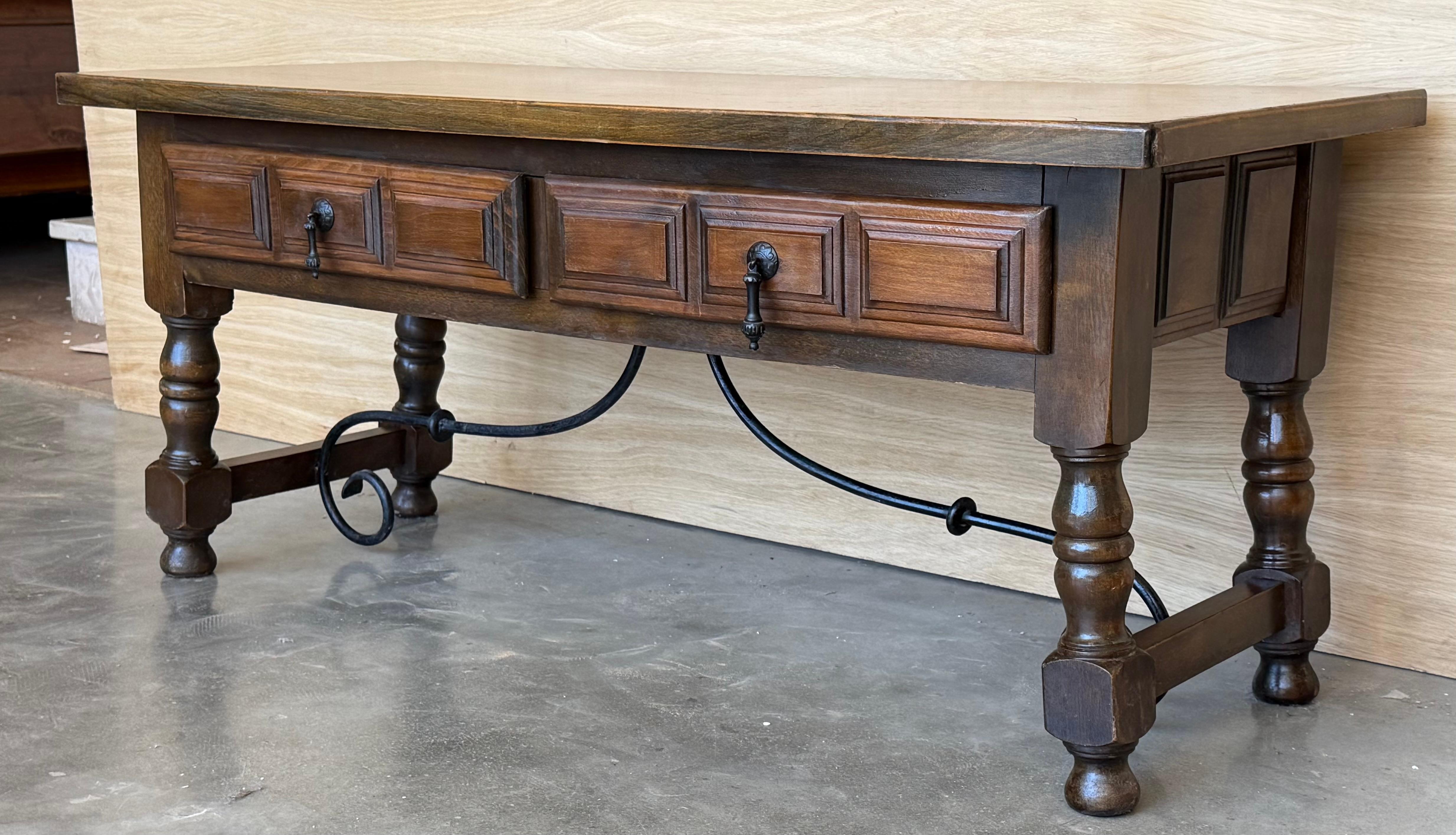 Table basse rectangulaire espagnole avec pieds tournés et quatre tiroirs Bon état - En vente à Miami, FL