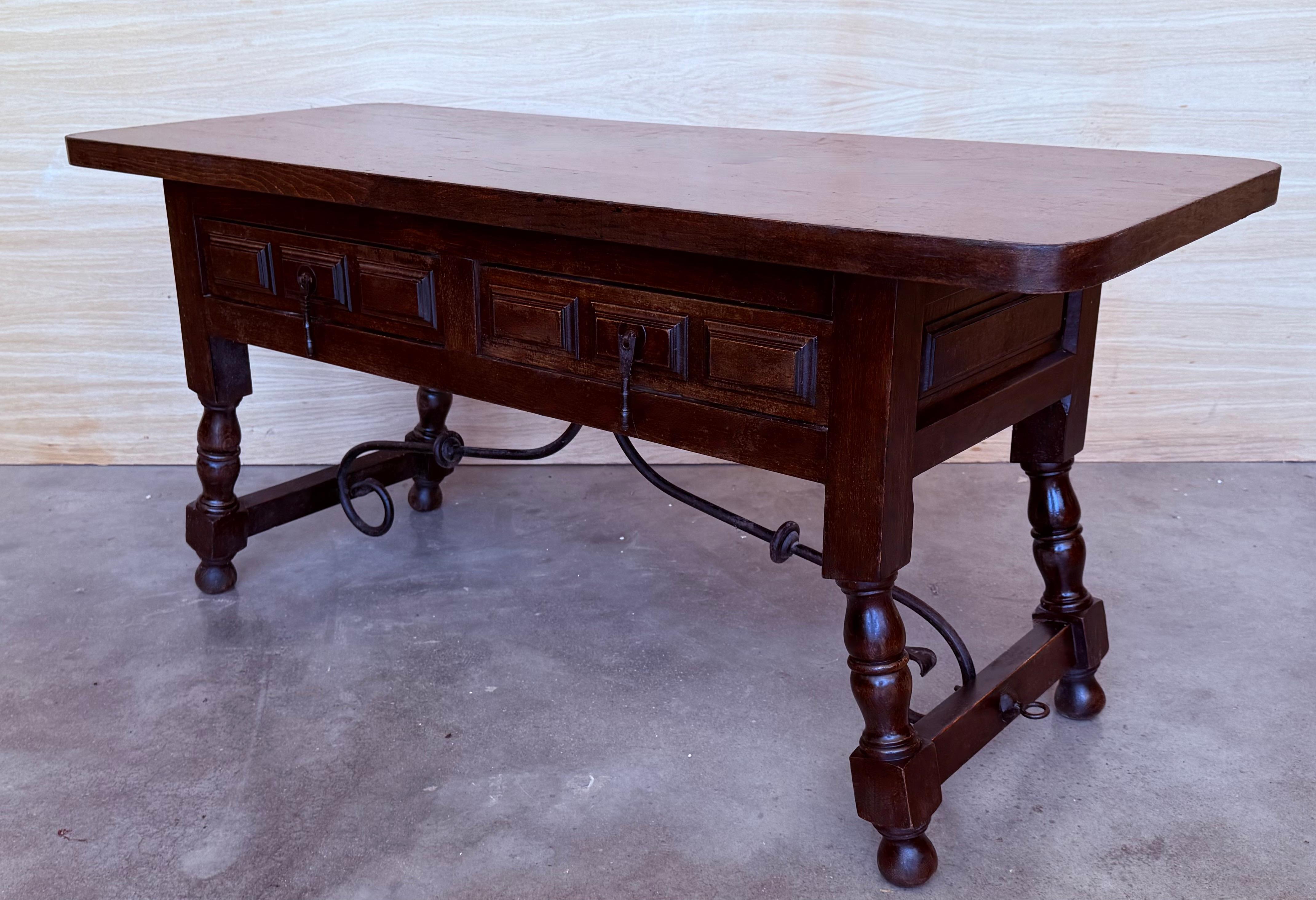 Table basse rectangulaire espagnole avec pieds tournés et quatre tiroirs Bon état - En vente à Miami, FL