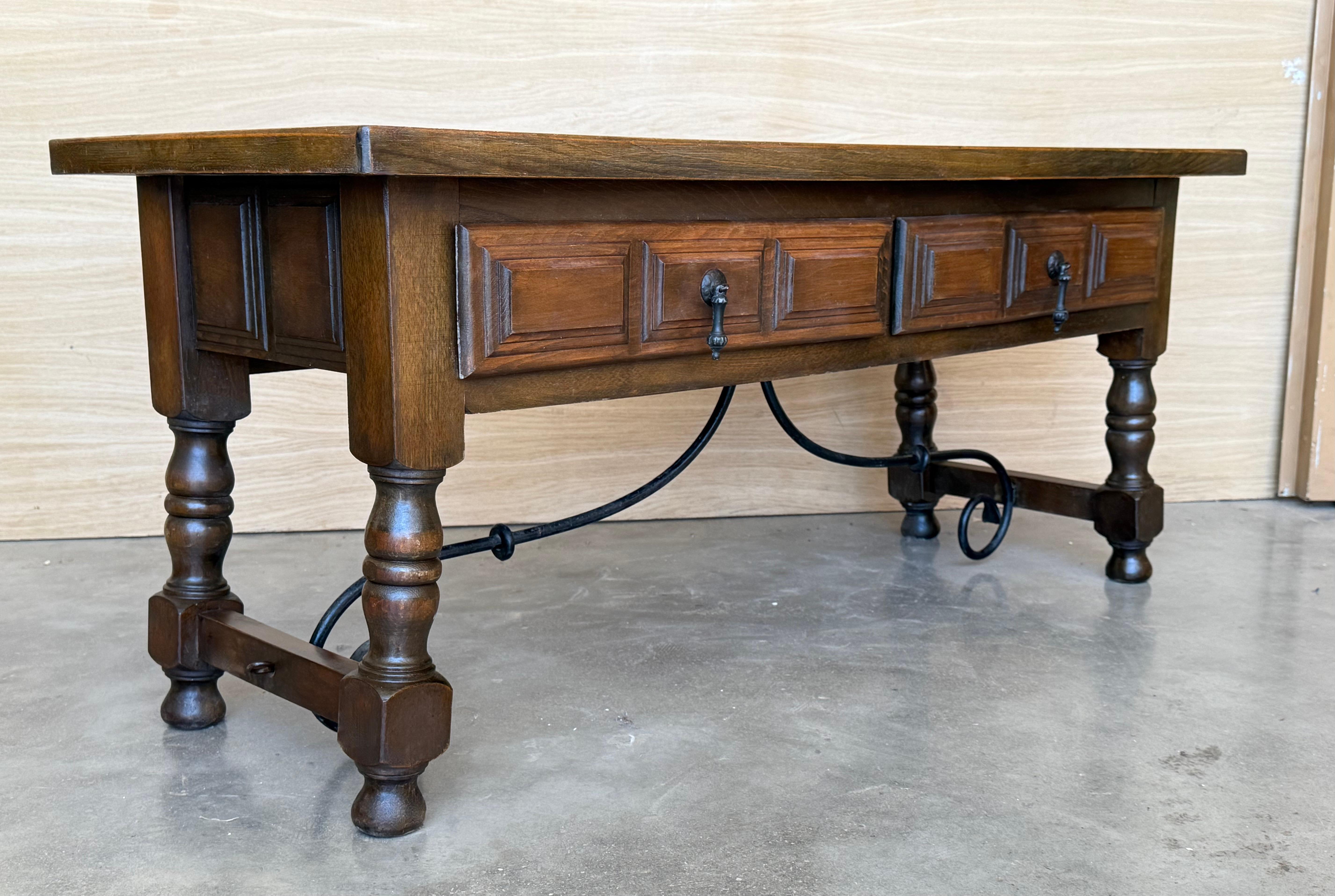 20ième siècle Table basse rectangulaire espagnole avec pieds tournés et quatre tiroirs en vente