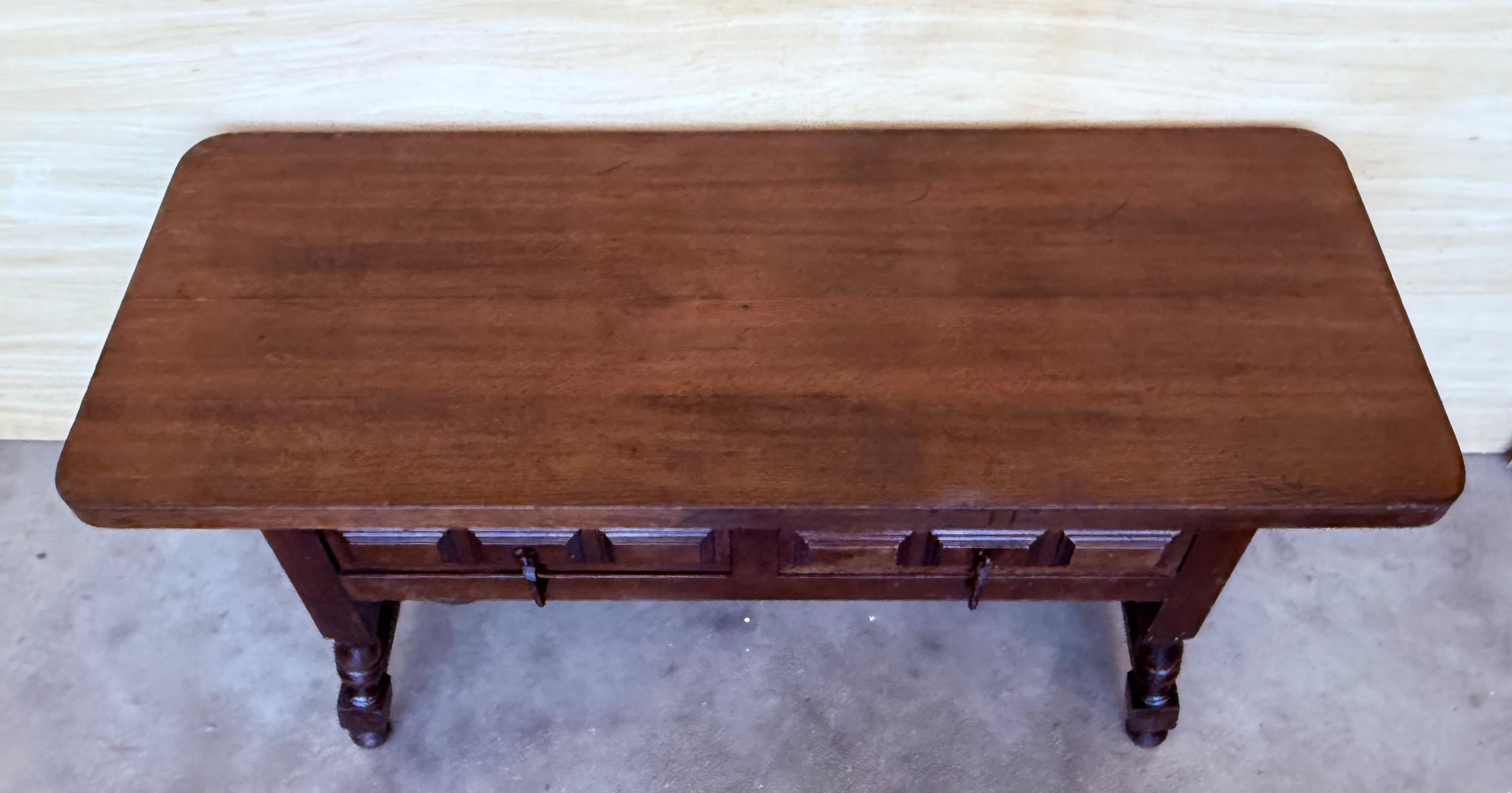 20ième siècle Table basse rectangulaire espagnole avec pieds tournés et quatre tiroirs en vente