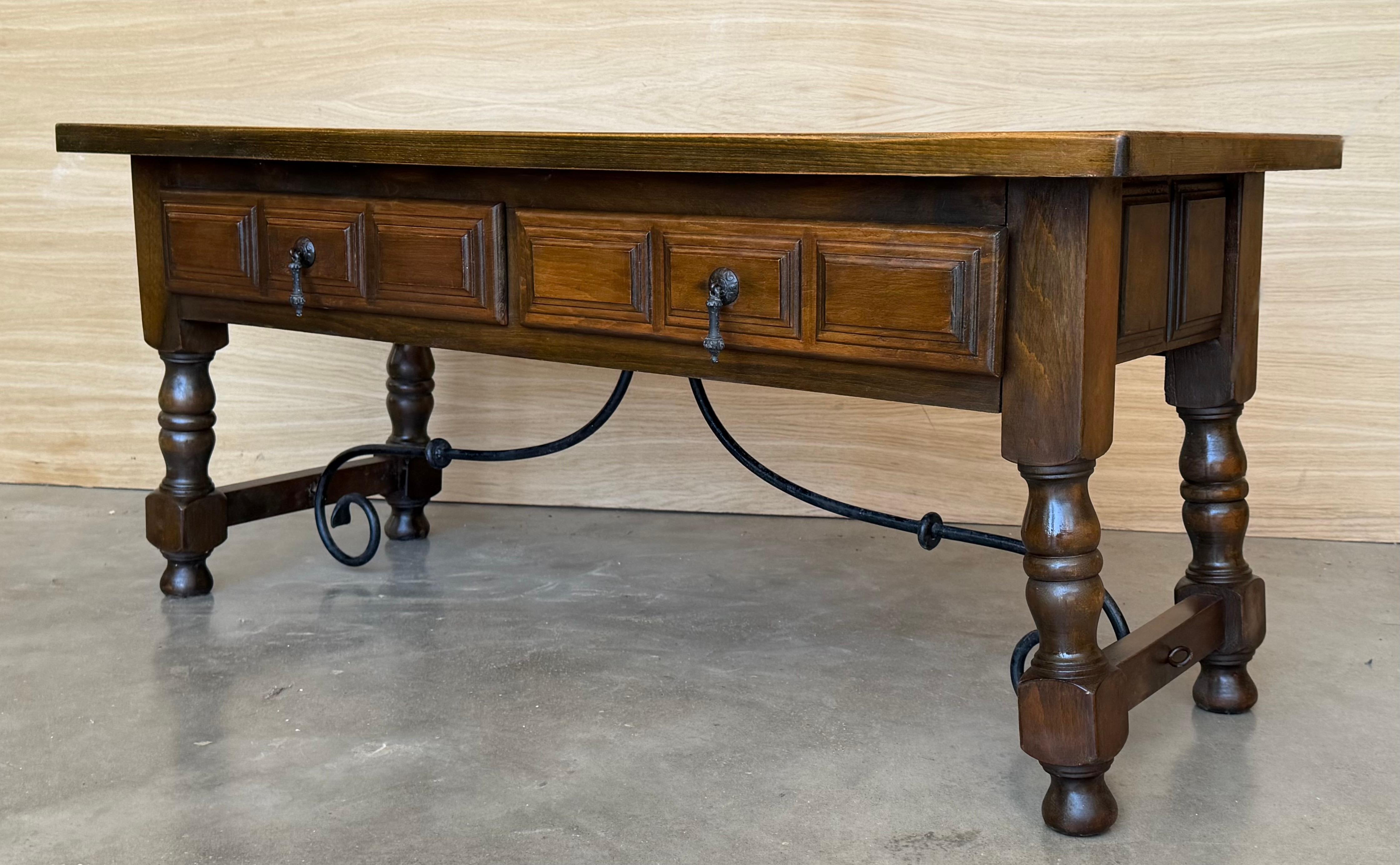 Noyer Table basse rectangulaire espagnole avec pieds tournés et quatre tiroirs en vente