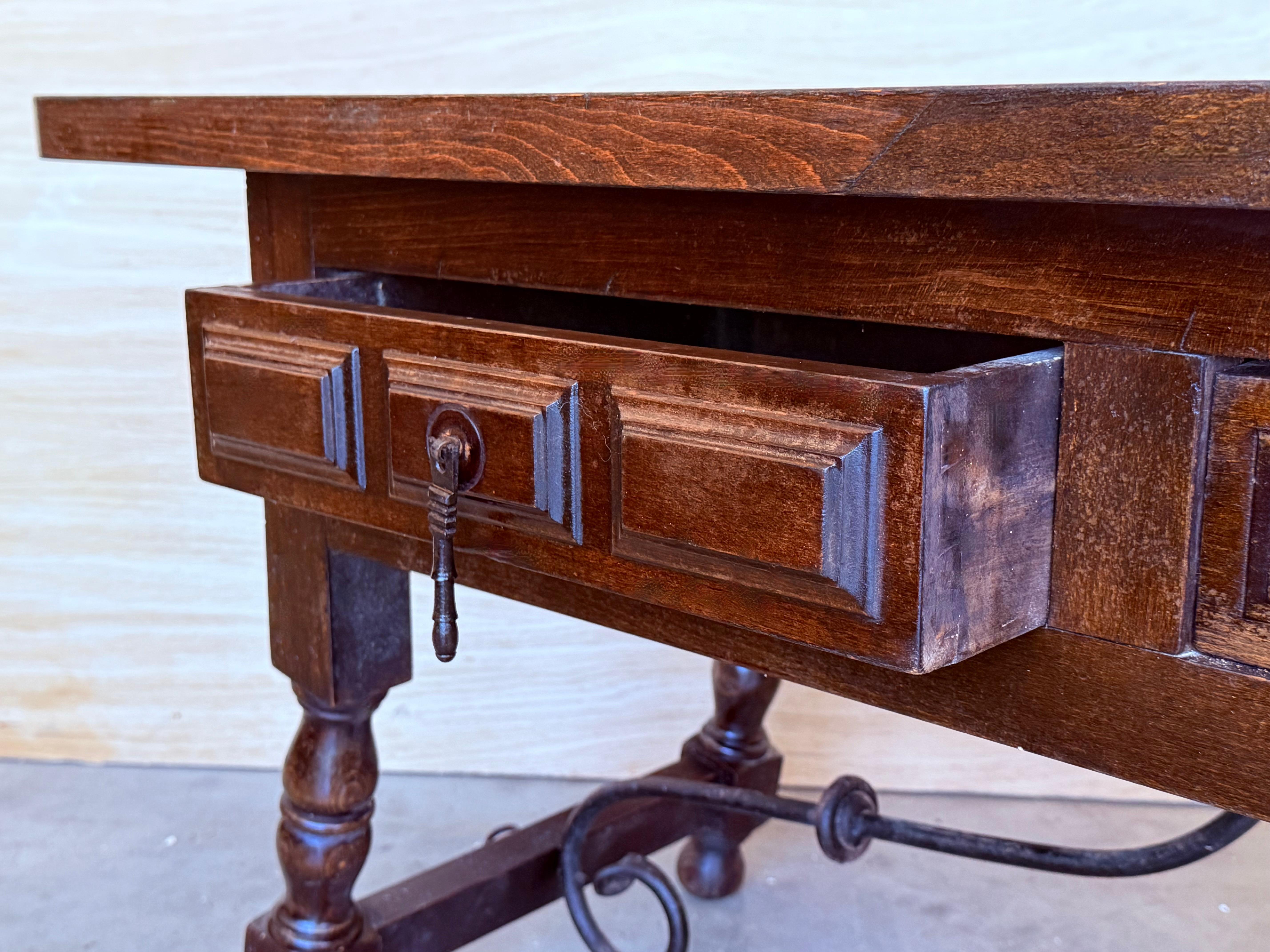 Noyer Table basse rectangulaire espagnole avec pieds tournés et quatre tiroirs en vente